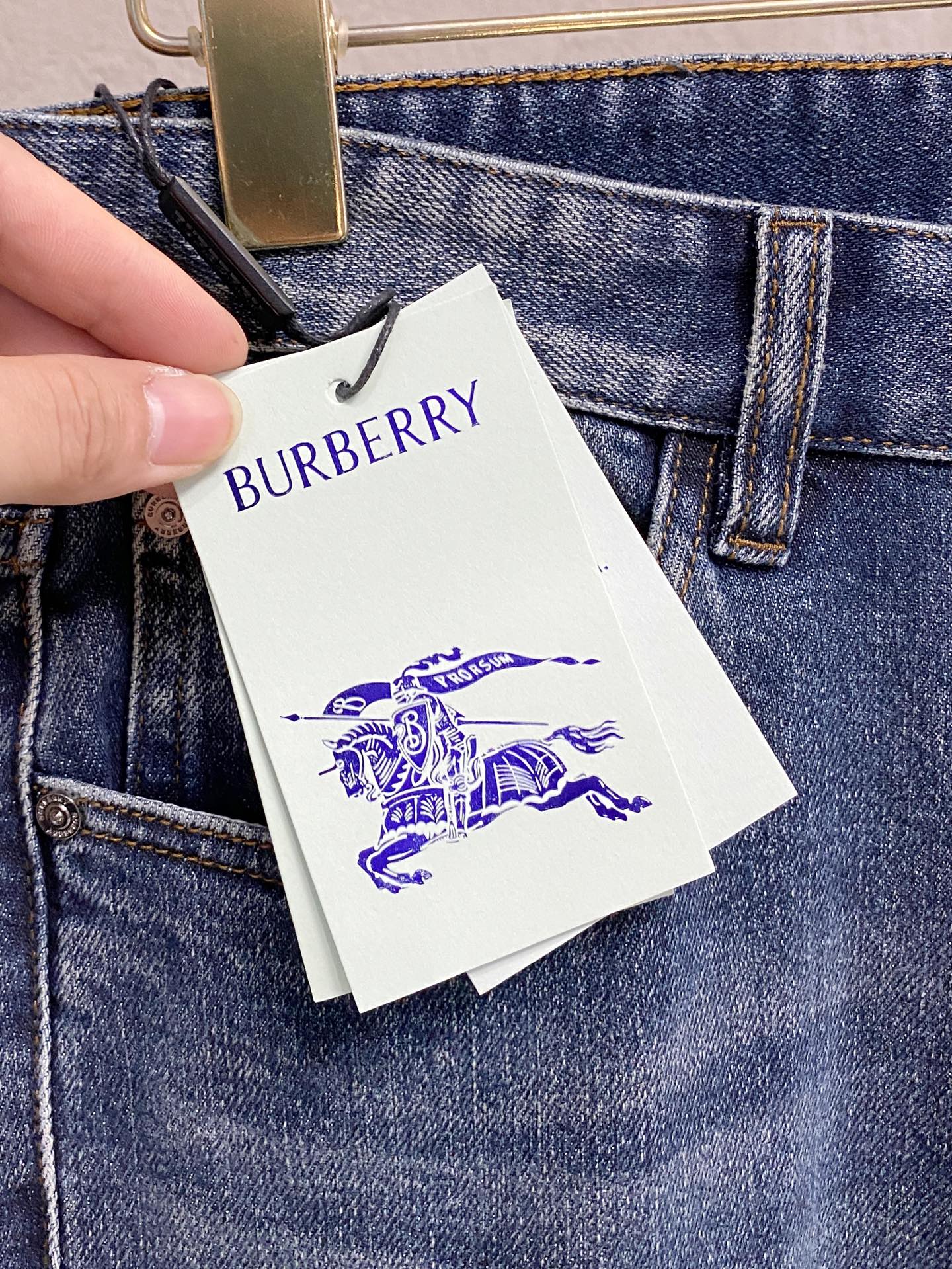 超级有范儿的一款牛仔裤，定制原版水洗牛仔面料，独特设计，顶级刺绣工艺字母图案logo，原版五金辅料装饰，