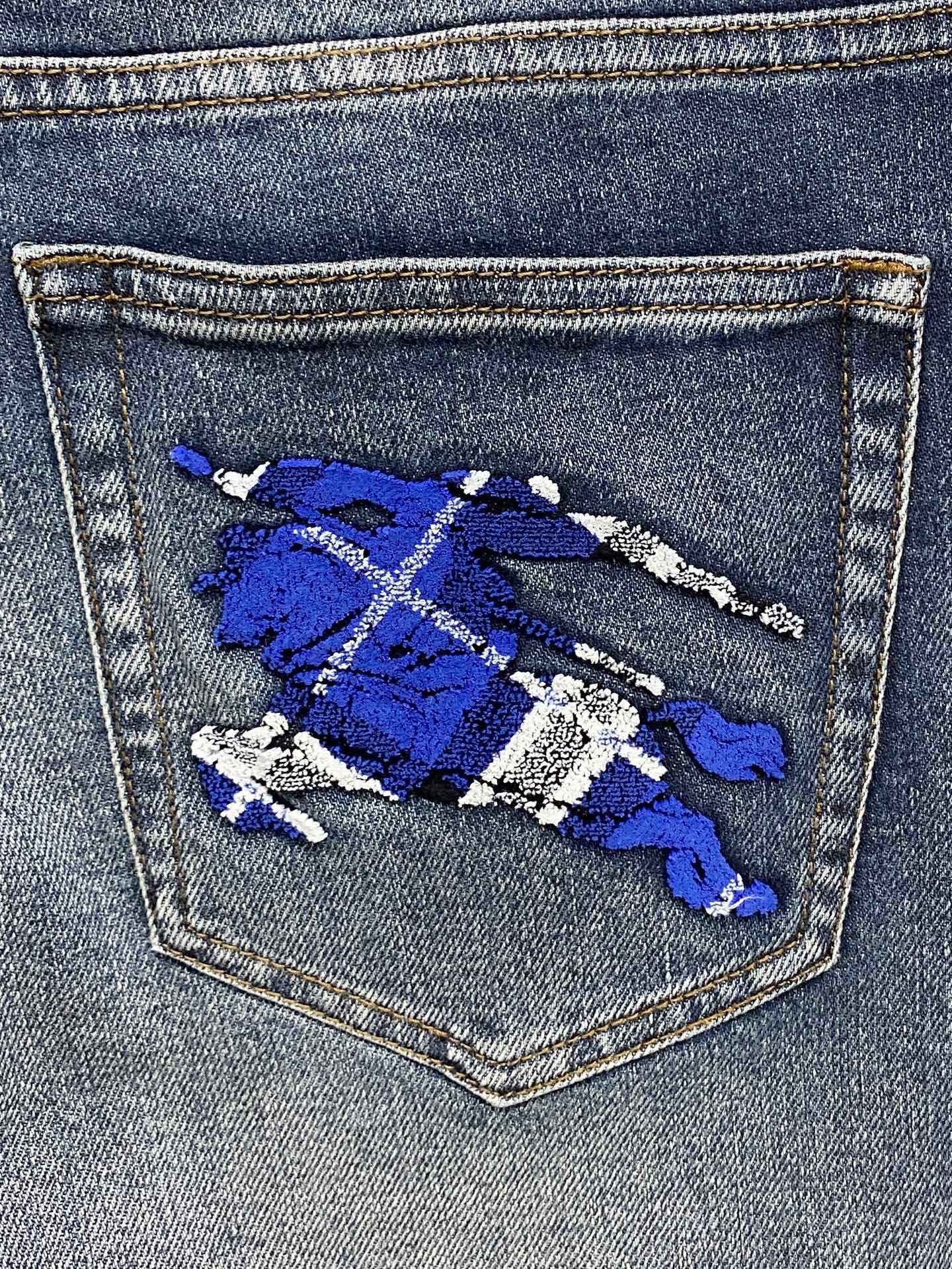 超级有范儿的一款牛仔裤，定制原版水洗牛仔面料，独特设计，顶级刺绣工艺字母图案logo，原版五金辅料装饰，