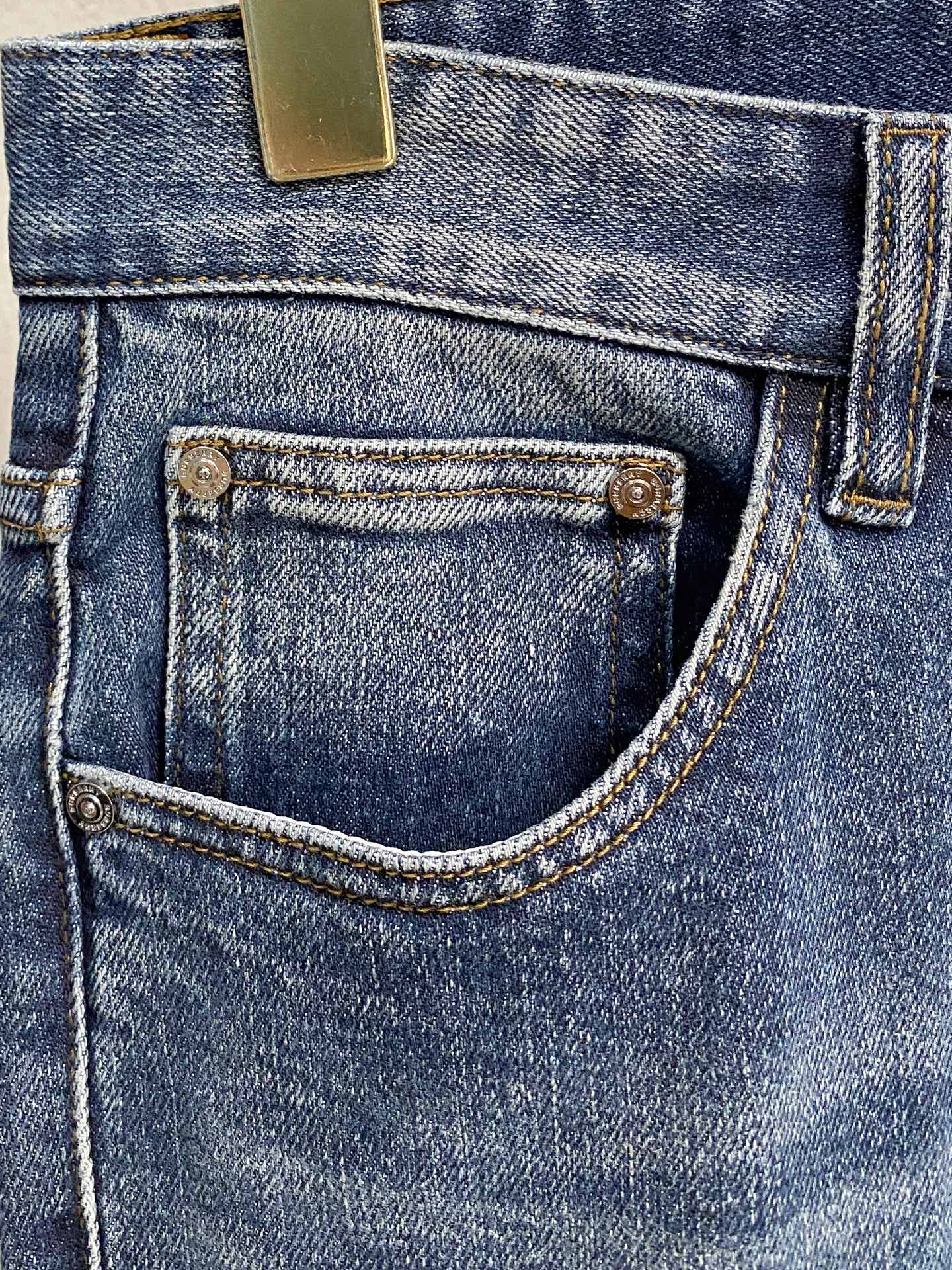 超级有范儿的一款牛仔裤，定制原版水洗牛仔面料，独特设计，顶级刺绣工艺字母图案logo，原版五金辅料装饰，