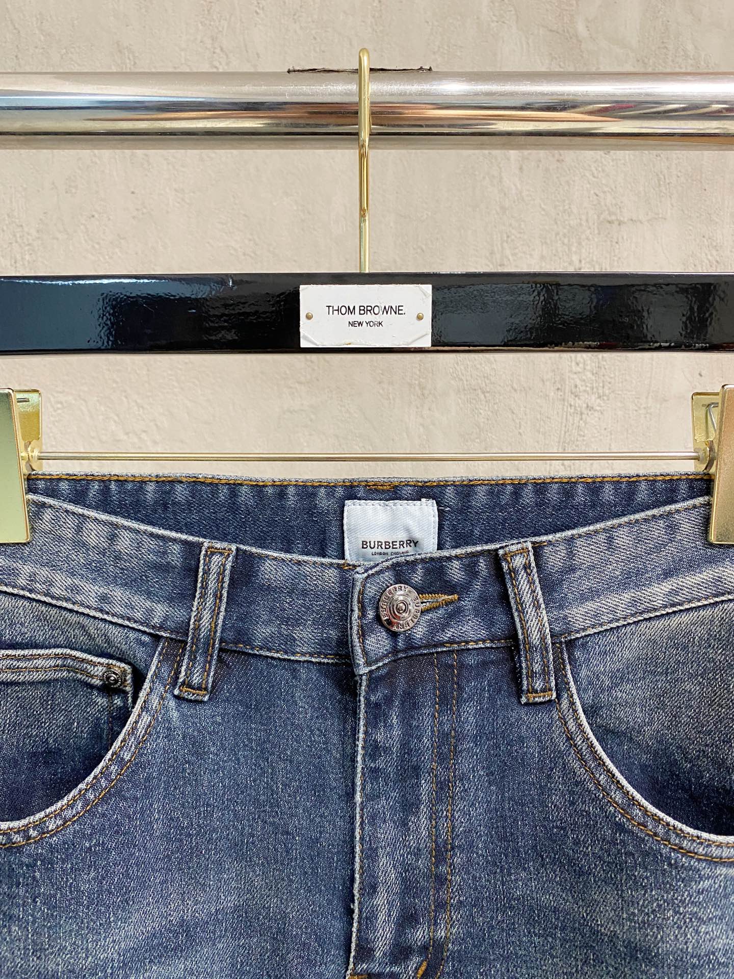 超级有范儿的一款牛仔裤，定制原版水洗牛仔面料，独特设计，顶级刺绣工艺字母图案logo，原版五金辅料装饰，