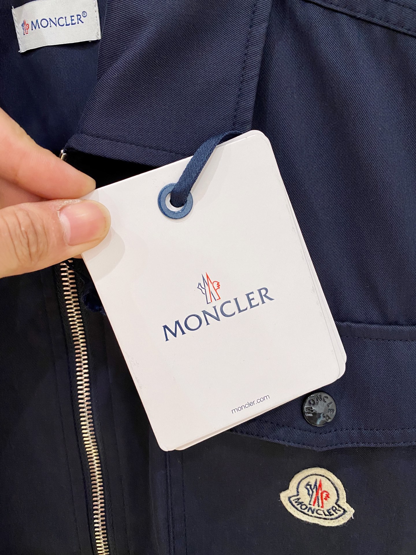 Moncler 蒙口，秋季最新品，官网专柜同步有售，售价16500，男士棉质华达呢拉链外套衬衫 这款男士