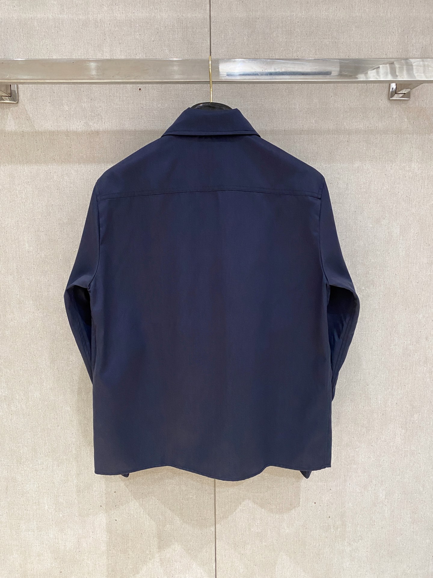 Moncler 蒙口，秋季最新品，官网专柜同步有售，售价16500，男士棉质华达呢拉链外套衬衫 这款男士