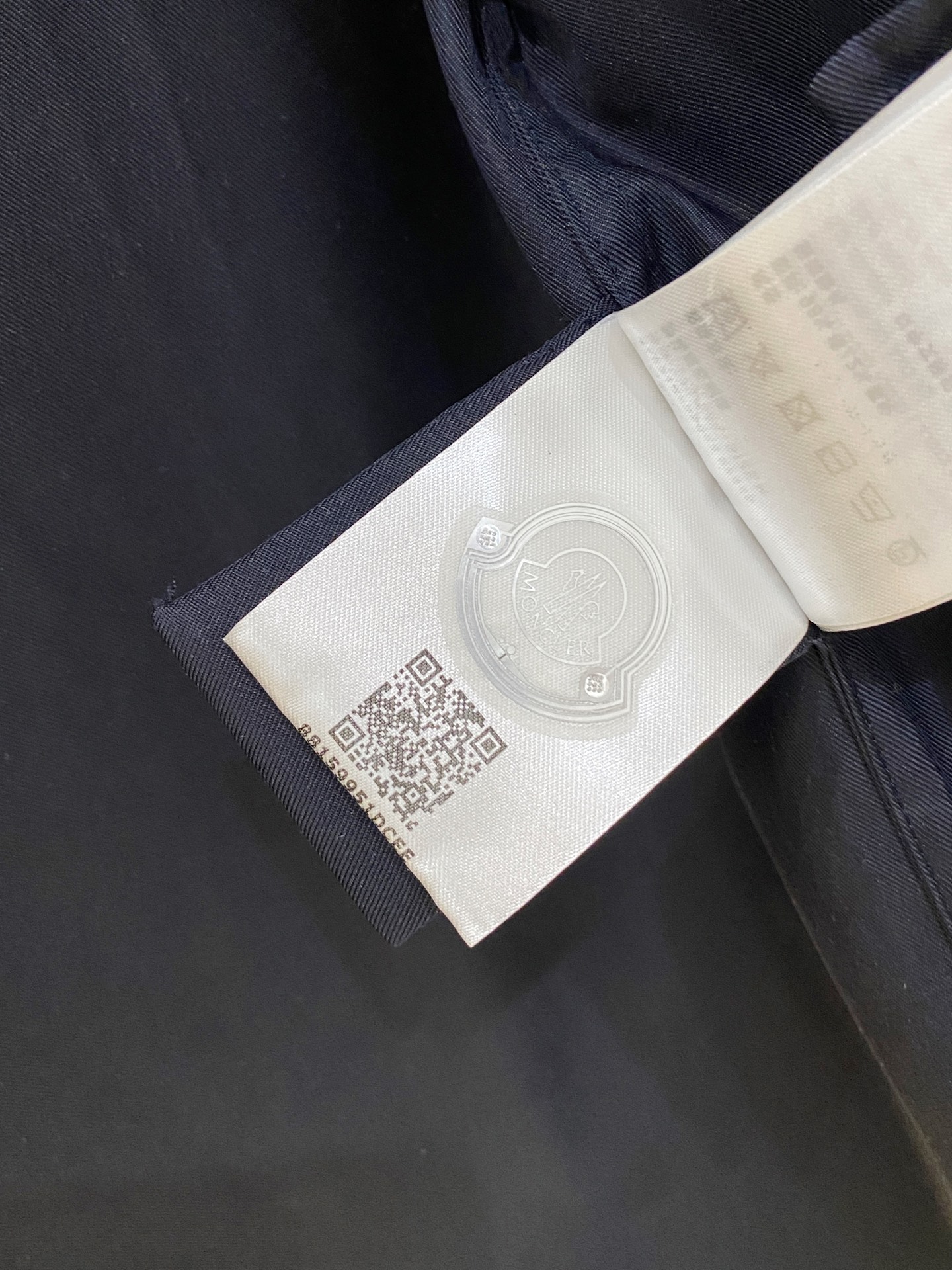 Moncler 蒙口，秋季最新品，官网专柜同步有售，售价16500，男士棉质华达呢拉链外套衬衫 这款男士