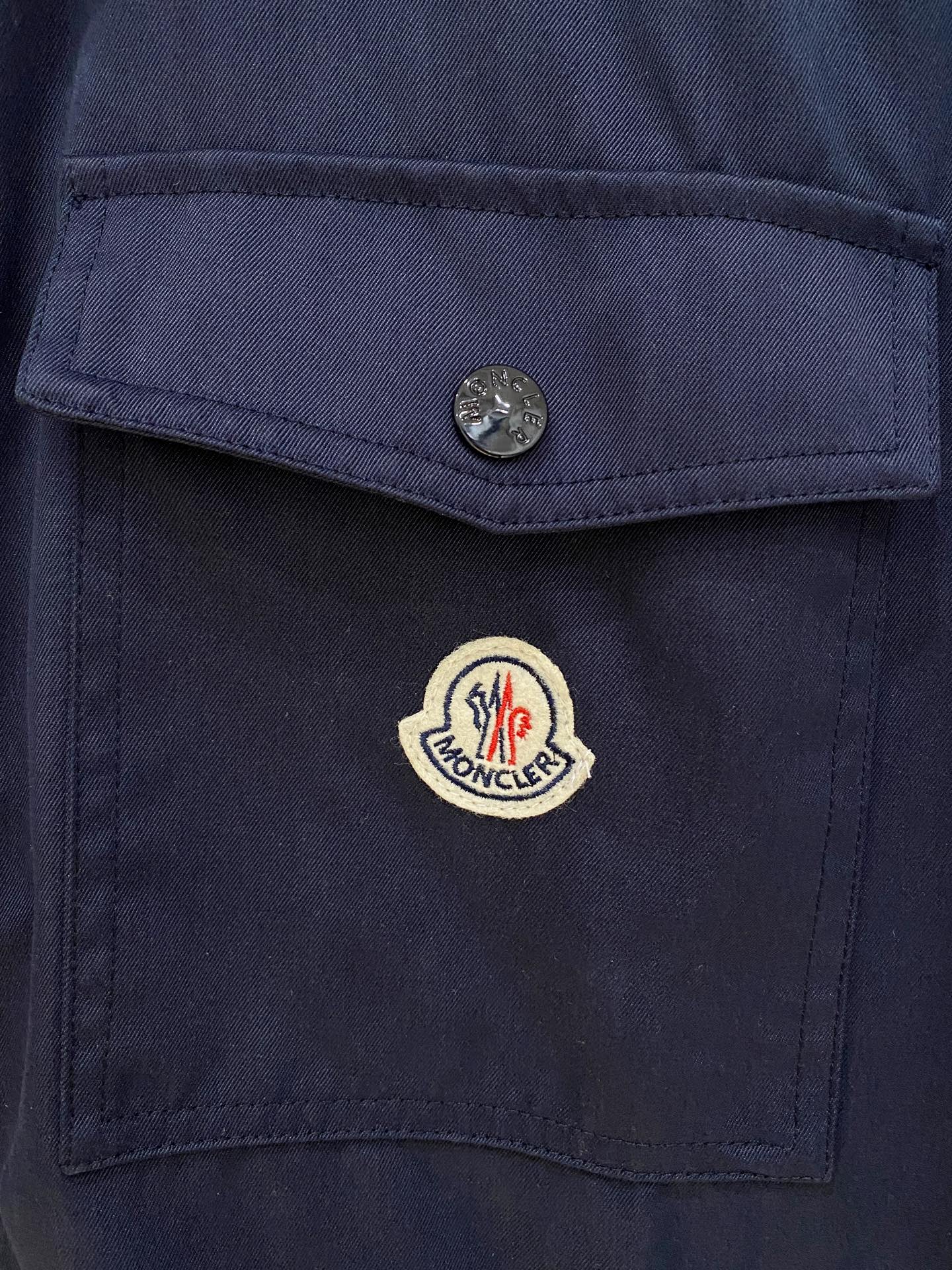 Moncler 蒙口，秋季最新品，官网专柜同步有售，售价16500，男士棉质华达呢拉链外套衬衫 这款男士