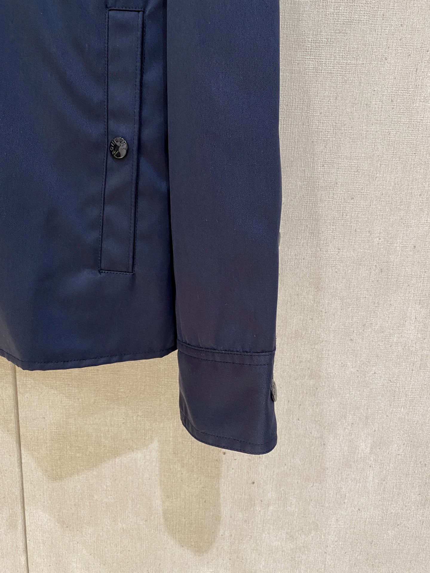 Moncler 蒙口，秋季最新品，官网专柜同步有售，售价16500，男士棉质华达呢拉链外套衬衫 这款男士