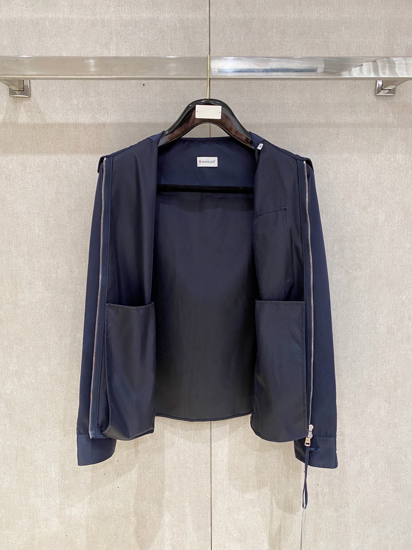 Moncler 蒙口，秋季最新品，官网专柜同步有售，售价16500，男士棉质华达呢拉链外套衬衫 这款男士