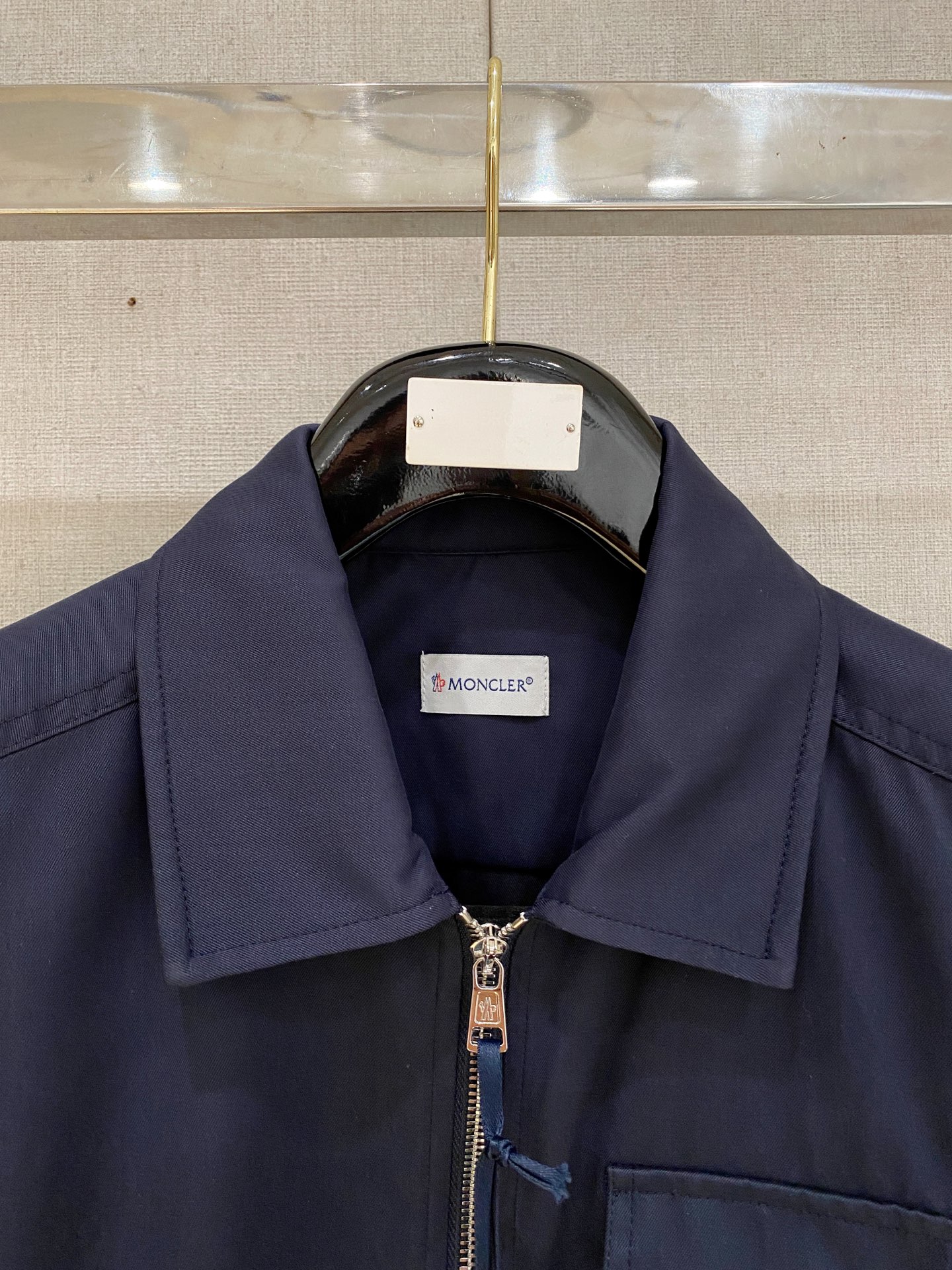 Moncler 蒙口，秋季最新品，官网专柜同步有售，售价16500，男士棉质华达呢拉链外套衬衫 这款男士