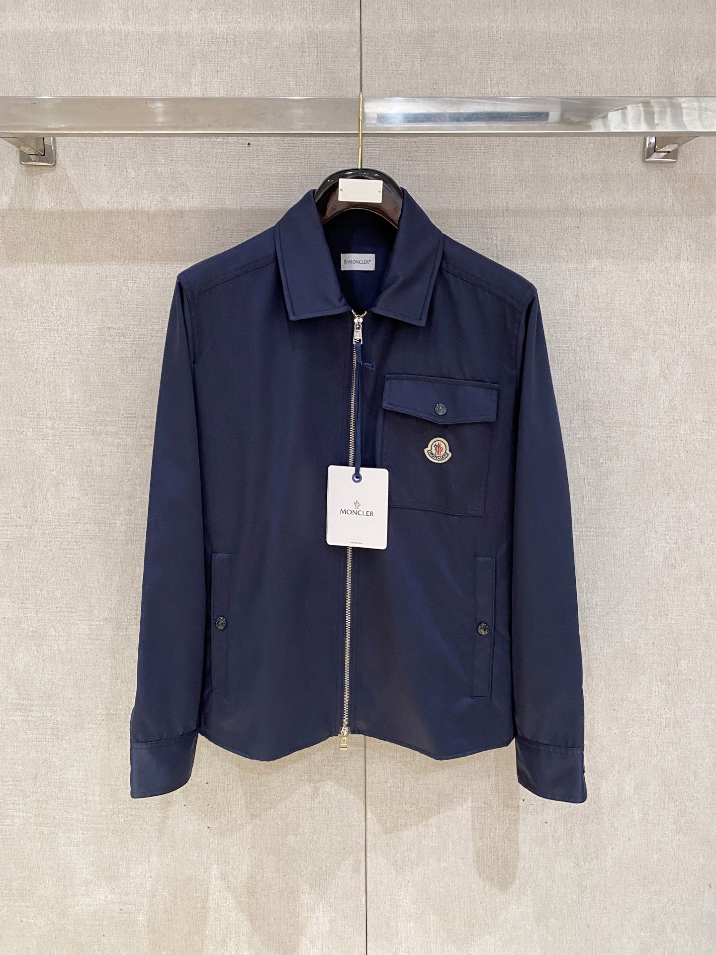 Moncler 蒙口，秋季最新品，官网专柜同步有售，售价16500，男士棉质华达呢拉链外套衬衫 这款男士