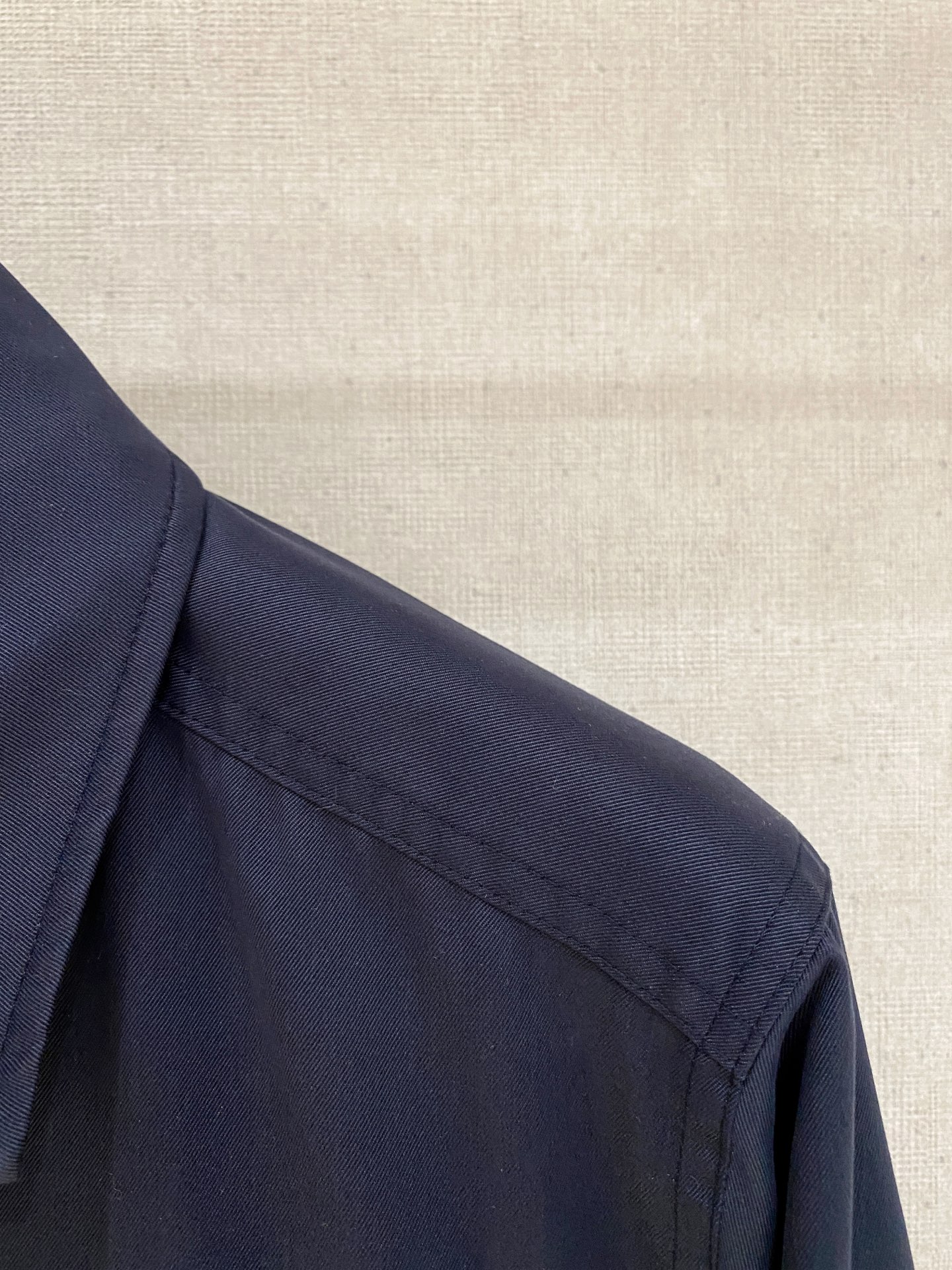 Moncler 蒙口，秋季最新品，官网专柜同步有售，售价16500，男士棉质华达呢拉链外套衬衫 这款男士