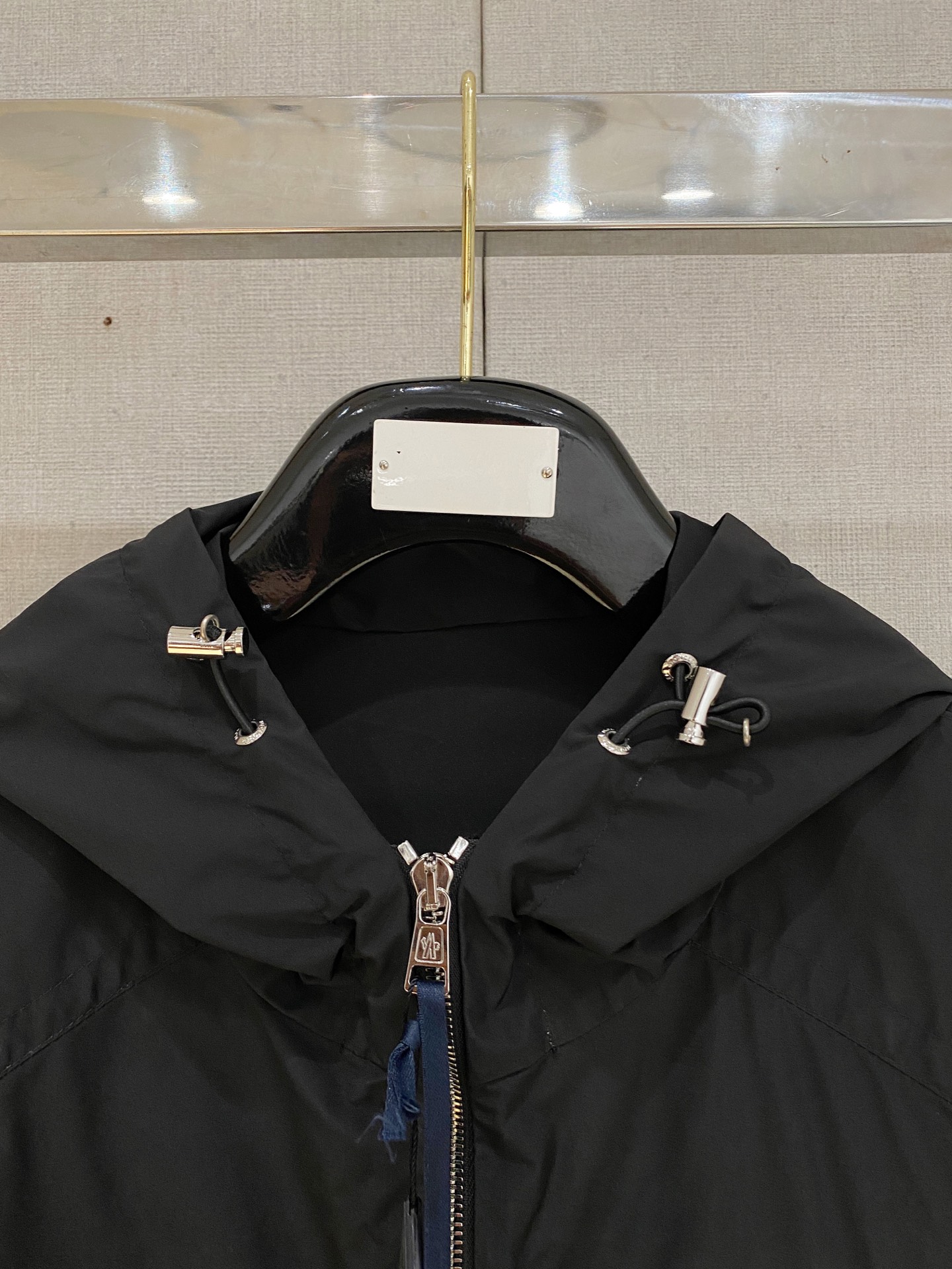 贸易公司订单 天花板级高端货 🎉 这款Fuyue连帽风衣将华贵风采与技术创新巧妙结合，专为重视实用功能与