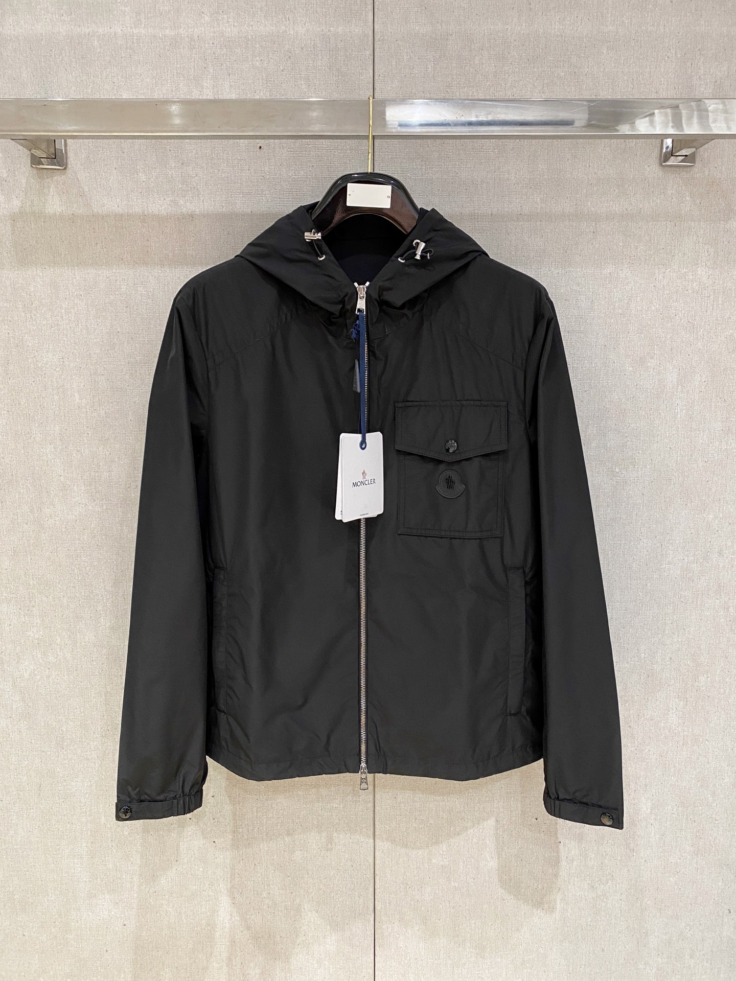 贸易公司订单 天花板级高端货 🎉 这款Fuyue连帽风衣将华贵风采与技术创新巧妙结合，专为重视实用功能与