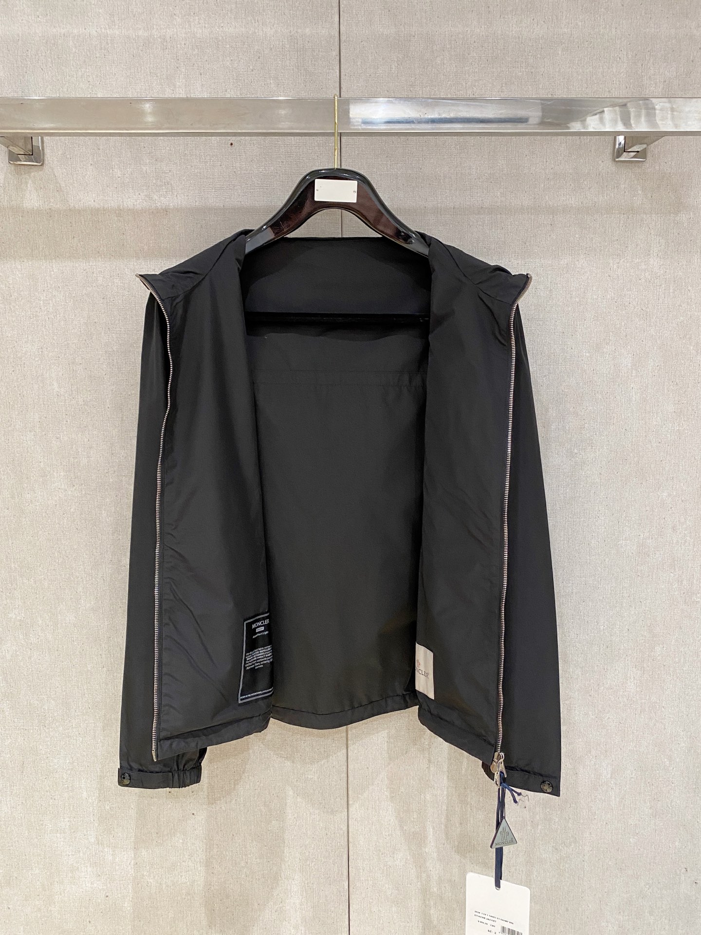 贸易公司订单 天花板级高端货 🎉 这款Fuyue连帽风衣将华贵风采与技术创新巧妙结合，专为重视实用功能与