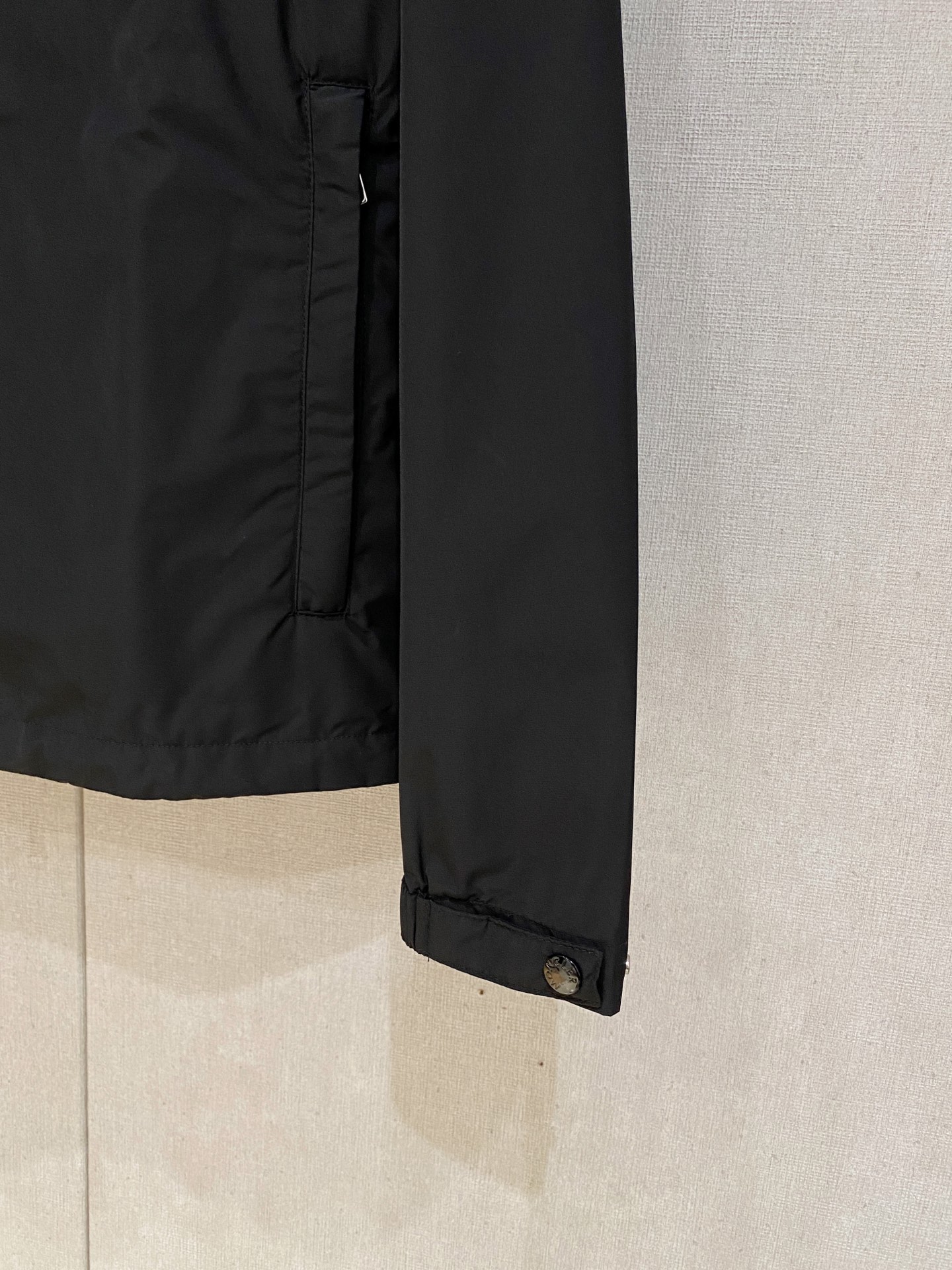 贸易公司订单 天花板级高端货 🎉 这款Fuyue连帽风衣将华贵风采与技术创新巧妙结合，专为重视实用功能与