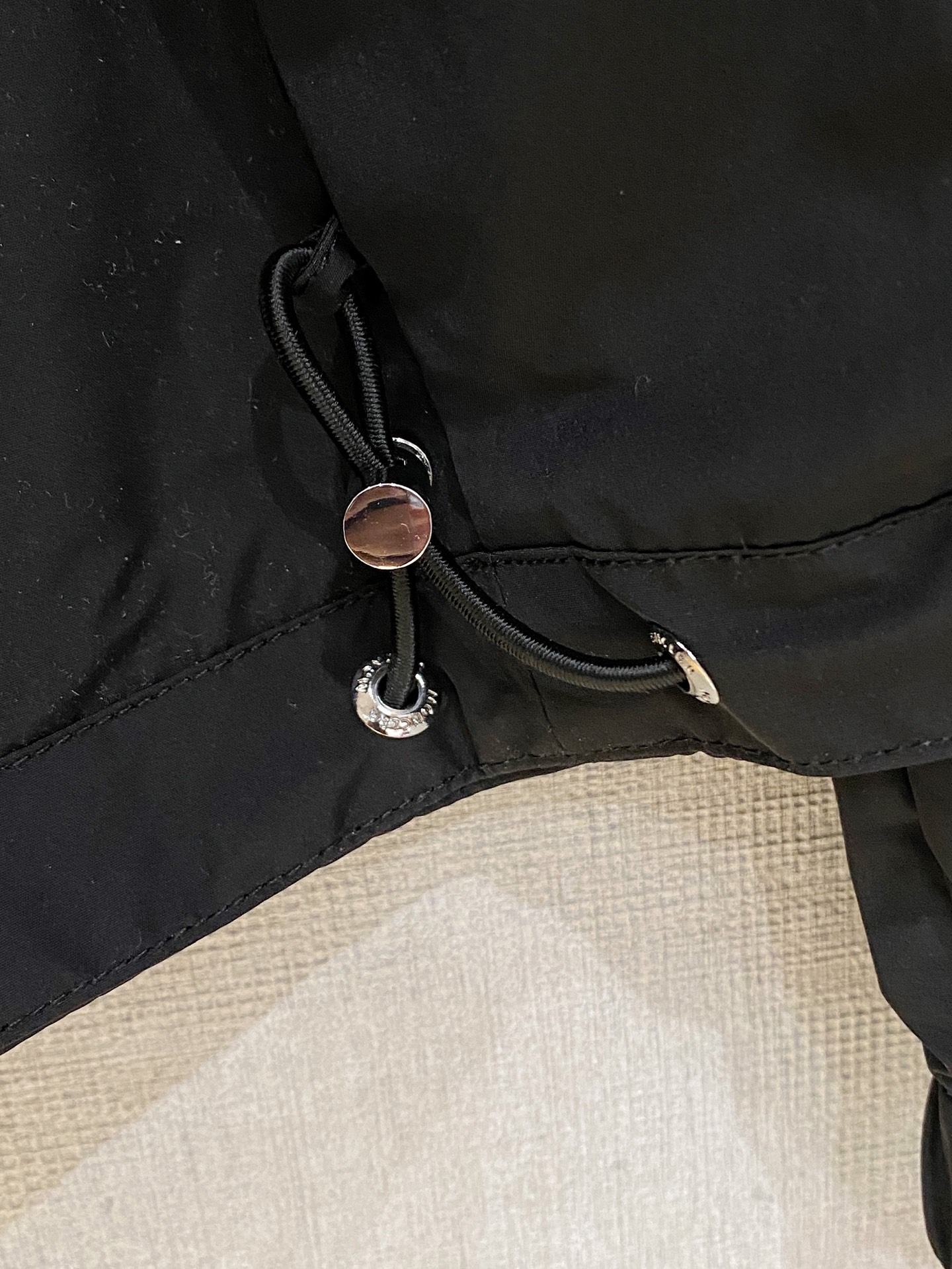 贸易公司订单 天花板级高端货 🎉 这款Fuyue连帽风衣将华贵风采与技术创新巧妙结合，专为重视实用功能与