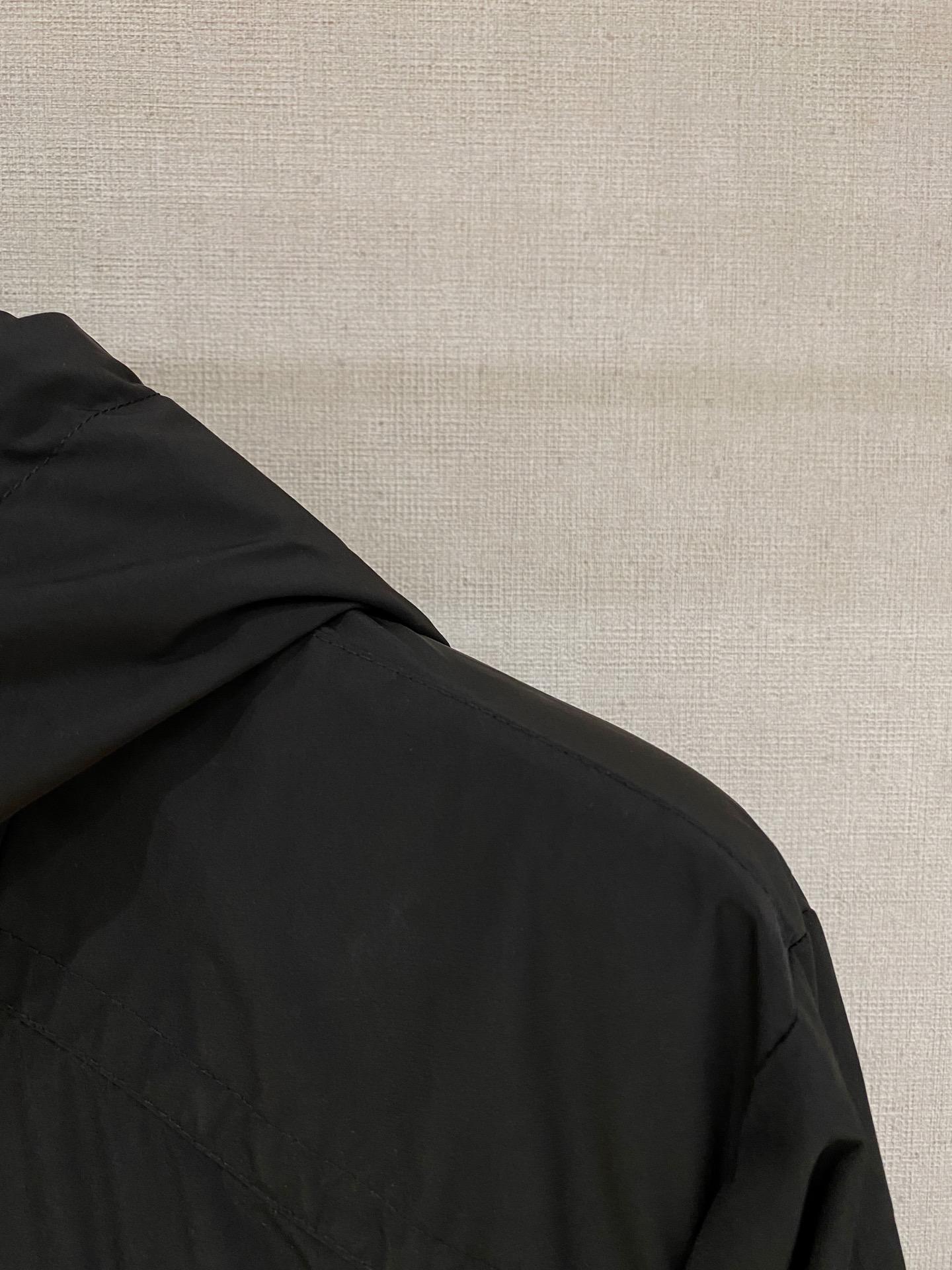 贸易公司订单 天花板级高端货 🎉 这款Fuyue连帽风衣将华贵风采与技术创新巧妙结合，专为重视实用功能与