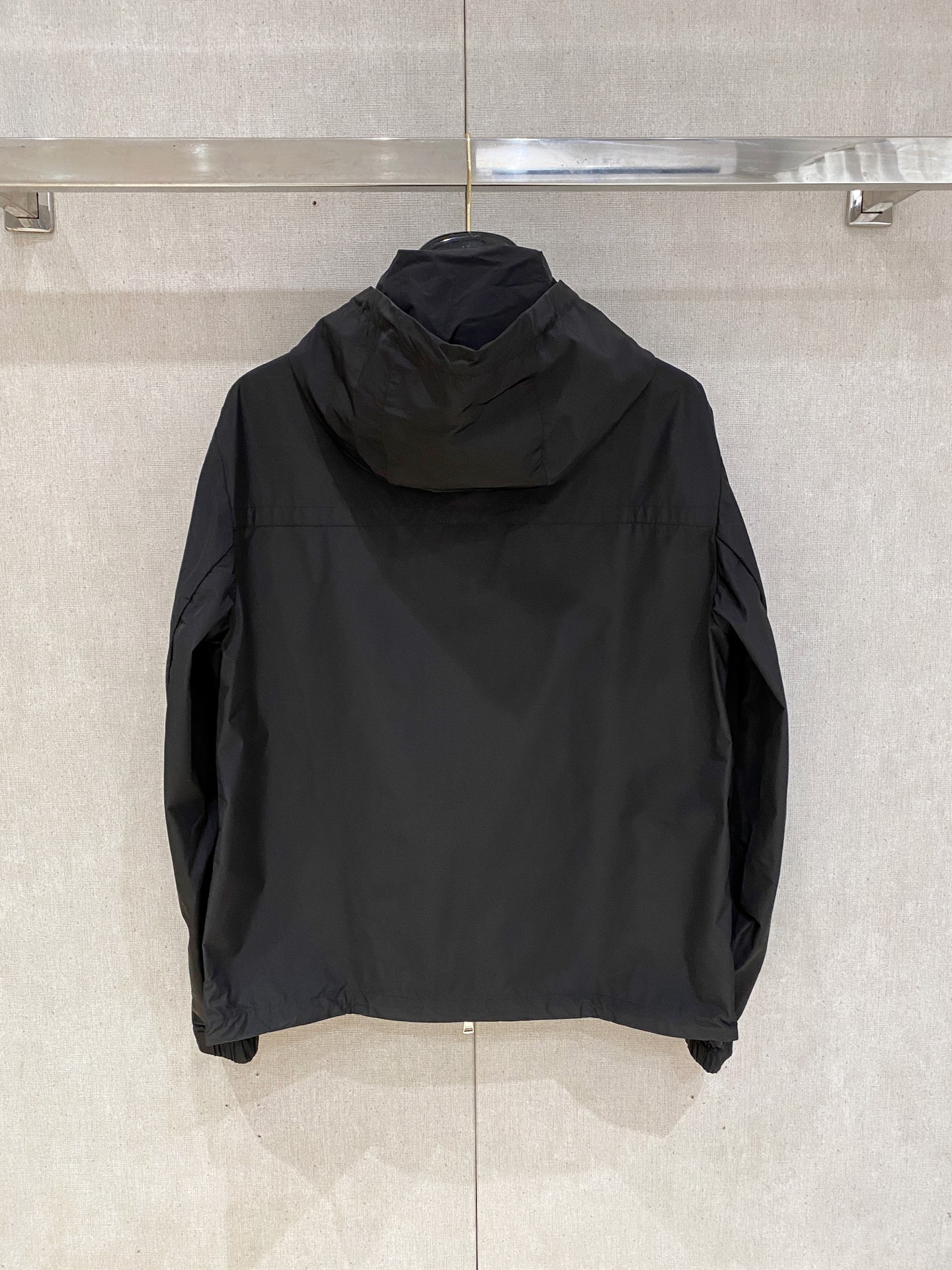 贸易公司订单 天花板级高端货 🎉 这款Fuyue连帽风衣将华贵风采与技术创新巧妙结合，专为重视实用功能与