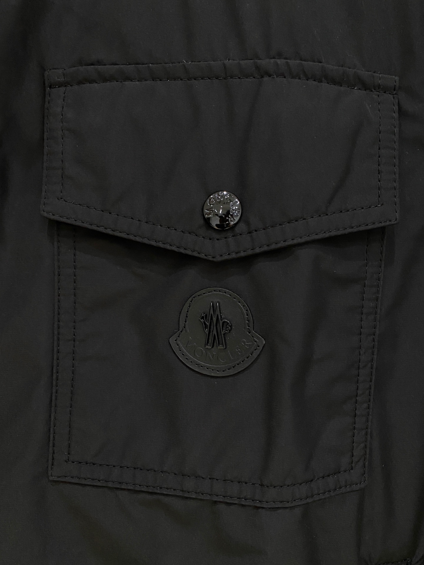 贸易公司订单 天花板级高端货 🎉 这款Fuyue连帽风衣将华贵风采与技术创新巧妙结合，专为重视实用功能与