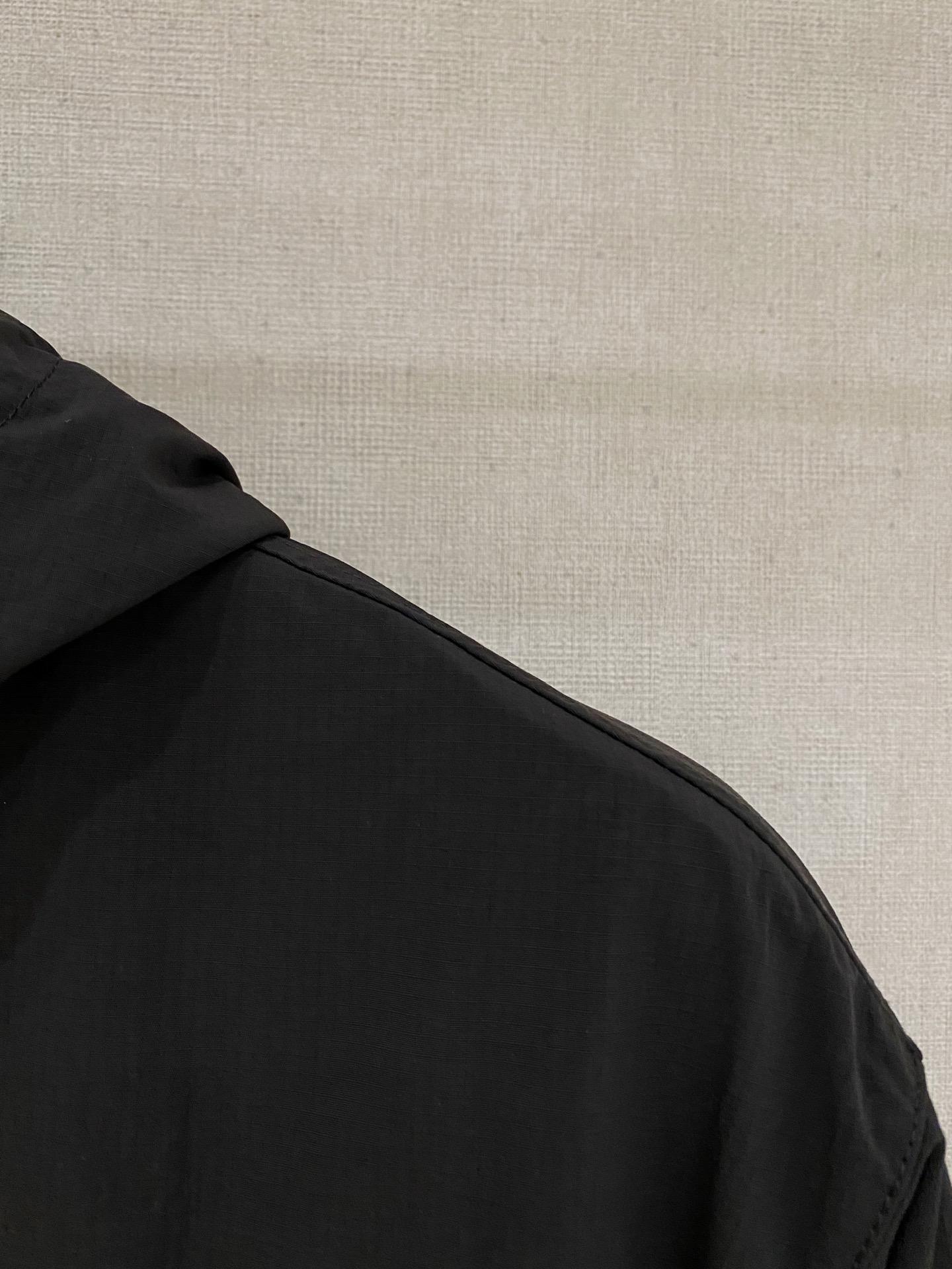 连帽外套，选用轻盈尼龙面料打造。背部点缀马术骑士徽标（EKD）刺绣，呈现休闲版型 整体较常规版型剪裁更为