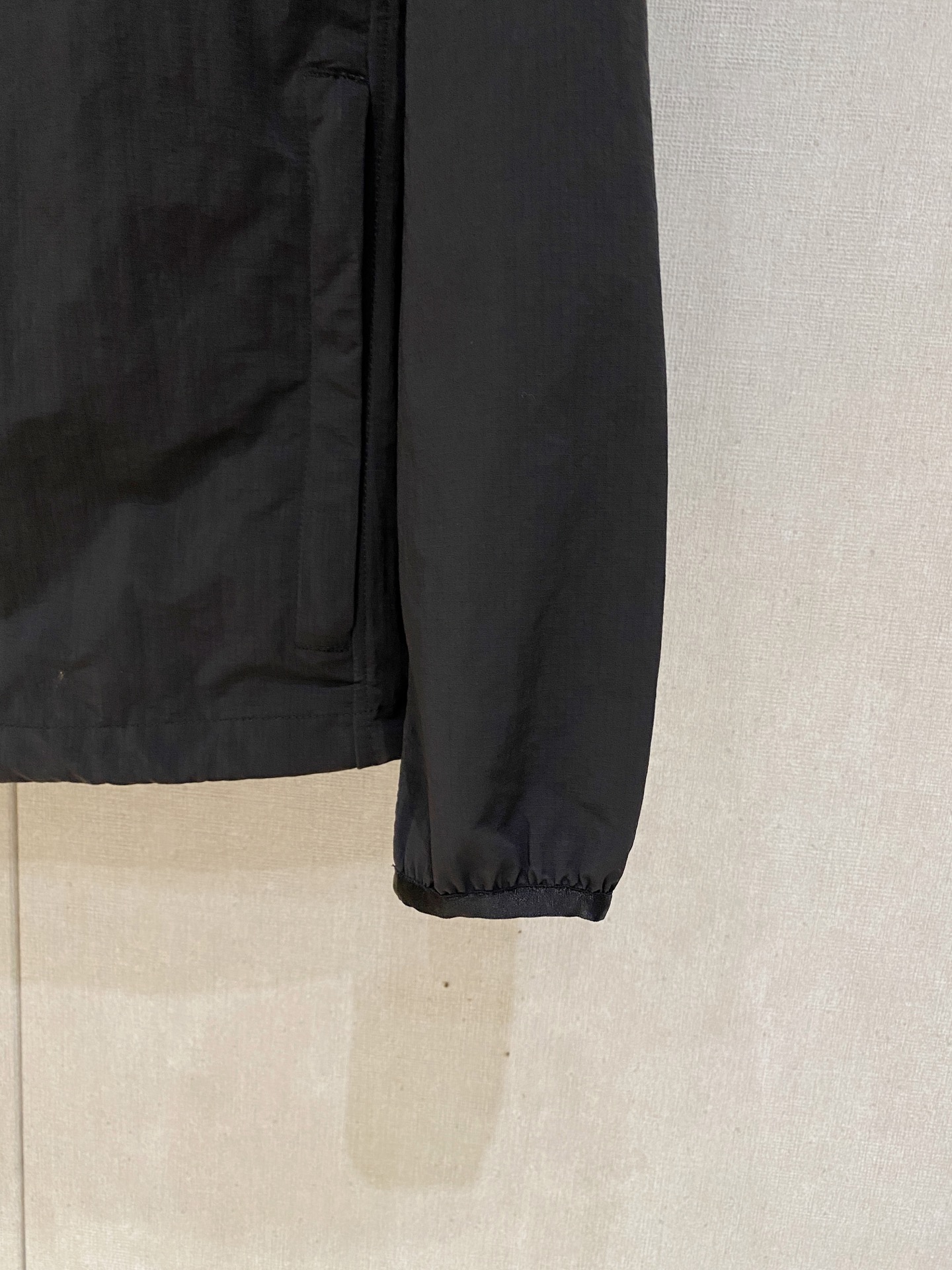 连帽外套，选用轻盈尼龙面料打造。背部点缀马术骑士徽标（EKD）刺绣，呈现休闲版型 整体较常规版型剪裁更为