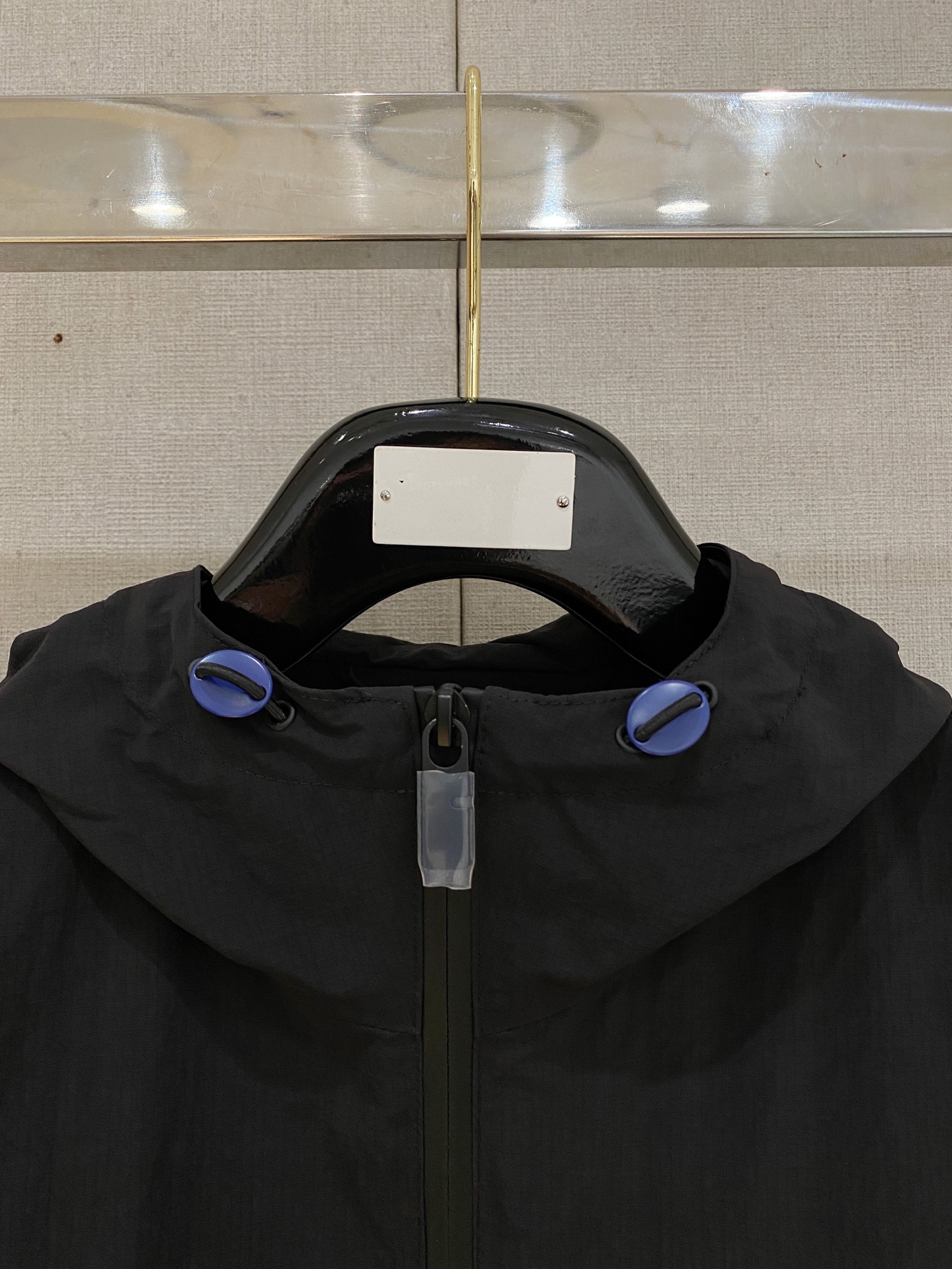 连帽外套，选用轻盈尼龙面料打造。背部点缀马术骑士徽标（EKD）刺绣，呈现休闲版型 整体较常规版型剪裁更为