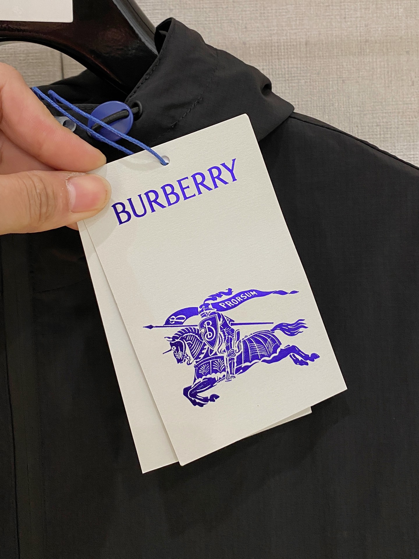 连帽外套，选用轻盈尼龙面料打造。背部点缀马术骑士徽标（EKD）刺绣，呈现休闲版型 整体较常规版型剪裁更为