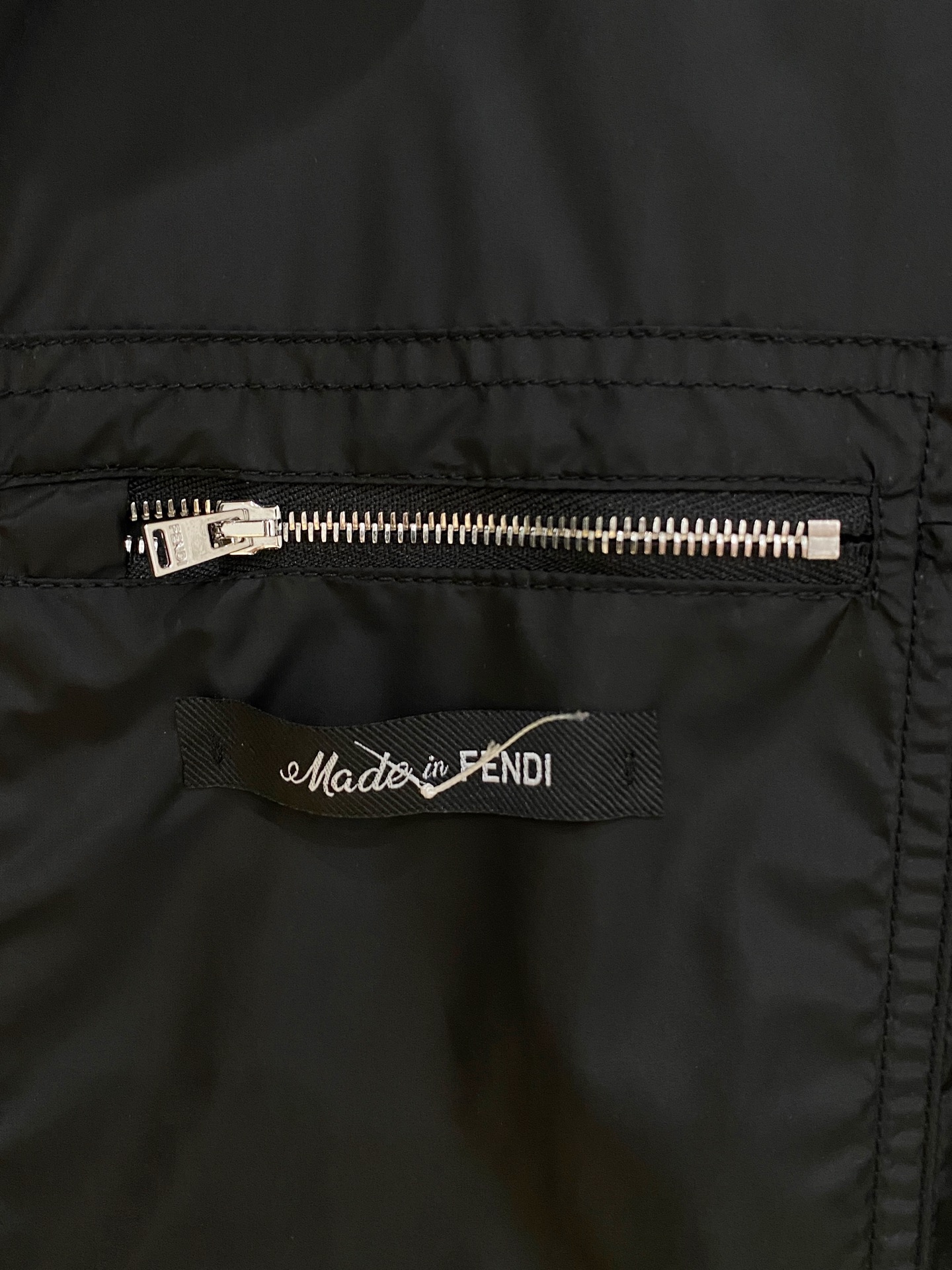 兜帽和侧边拉链口袋风衣。松紧袖口和抽绳下摆。双头拉链开合。蓝色尼龙材质。胸前拉链袋饰有相搭的“Made 