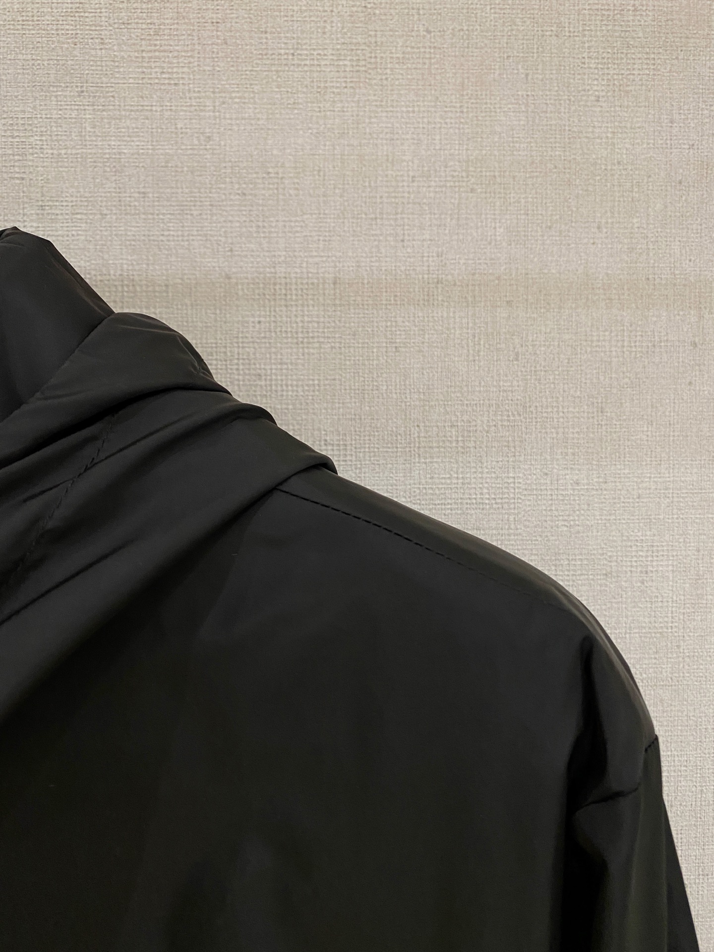 兜帽和侧边拉链口袋风衣。松紧袖口和抽绳下摆。双头拉链开合。蓝色尼龙材质。胸前拉链袋饰有相搭的“Made 