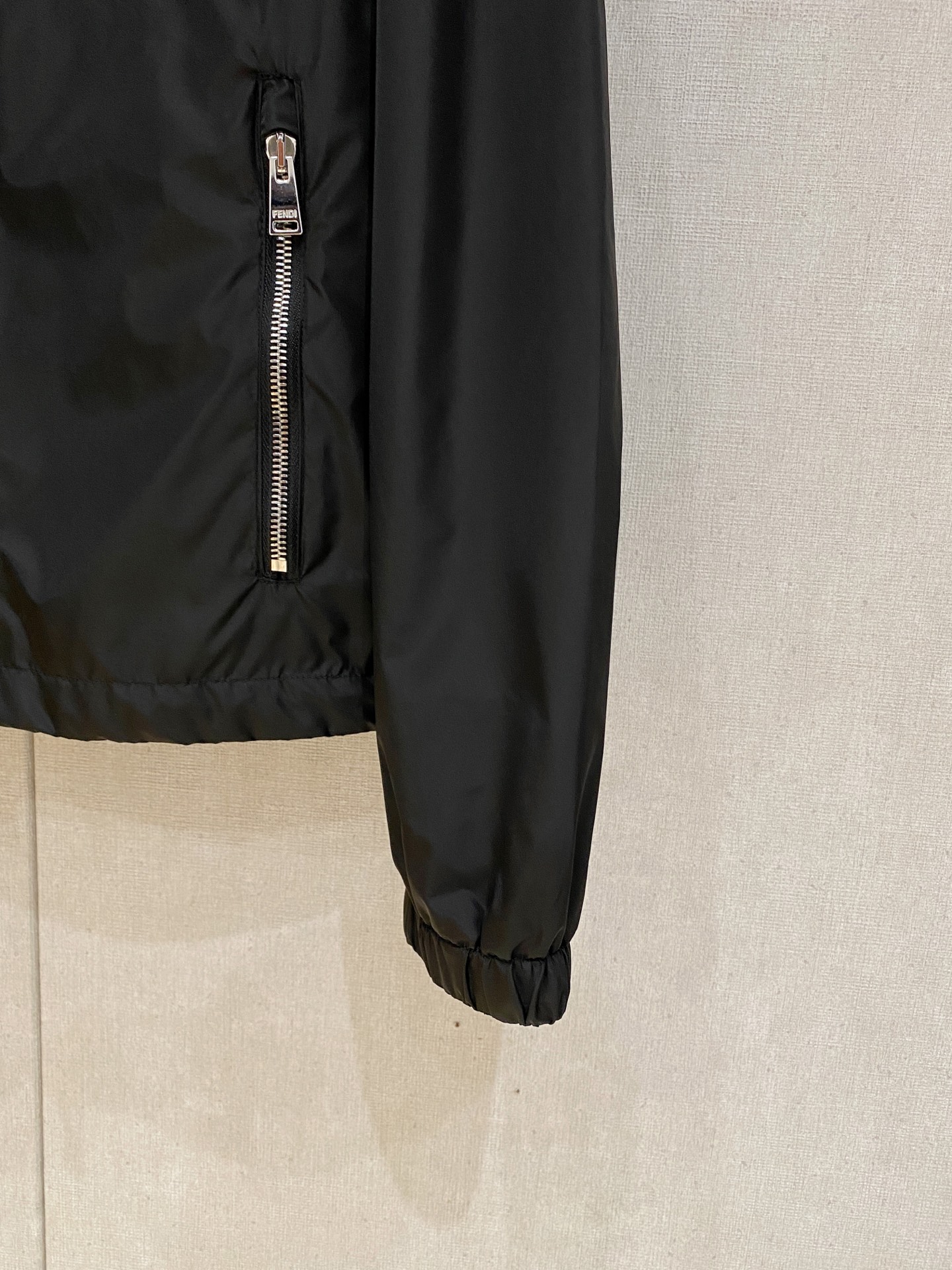 兜帽和侧边拉链口袋风衣。松紧袖口和抽绳下摆。双头拉链开合。蓝色尼龙材质。胸前拉链袋饰有相搭的“Made 