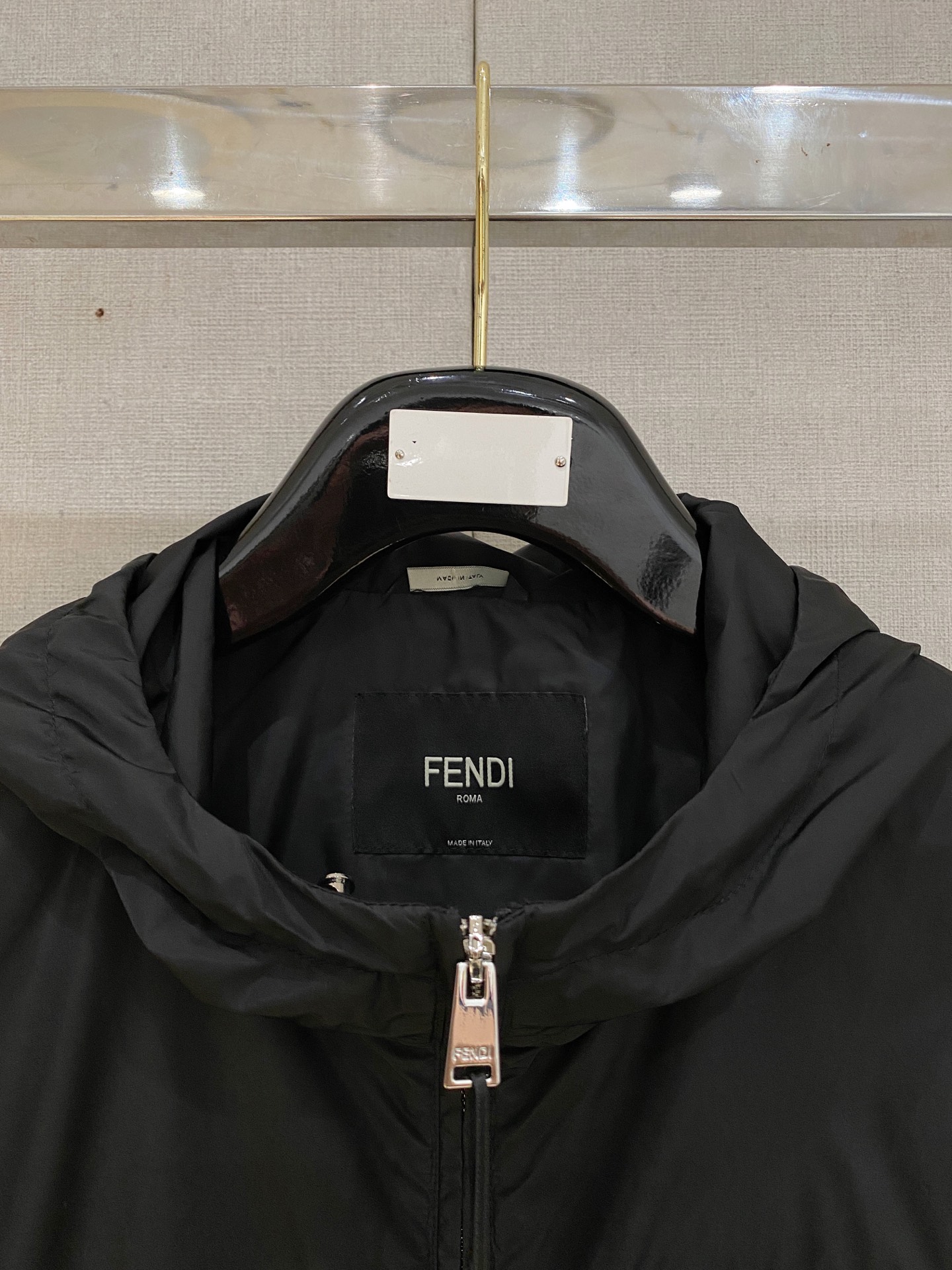 兜帽和侧边拉链口袋风衣。松紧袖口和抽绳下摆。双头拉链开合。蓝色尼龙材质。胸前拉链袋饰有相搭的“Made 