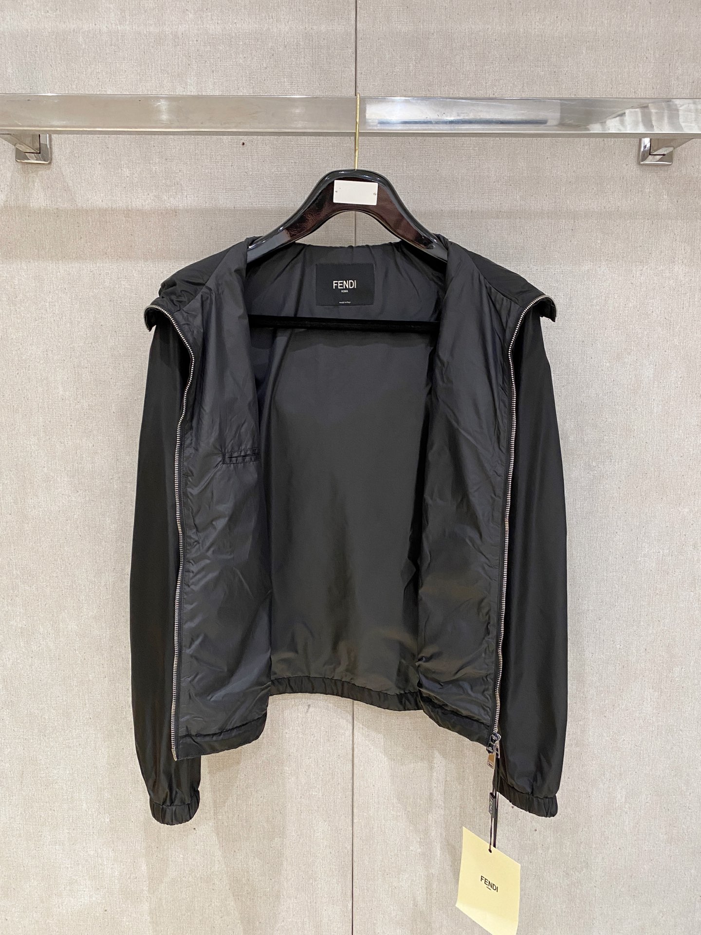 兜帽和侧边拉链口袋风衣。松紧袖口和抽绳下摆。双头拉链开合。蓝色尼龙材质。胸前拉链袋饰有相搭的“Made 