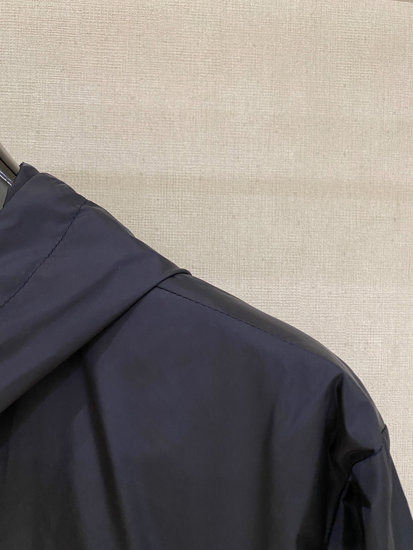 兜帽和侧边拉链口袋风衣。松紧袖口和抽绳下摆。双头拉链开合。蓝色尼龙材质。胸前拉链袋饰有相搭的“Made 