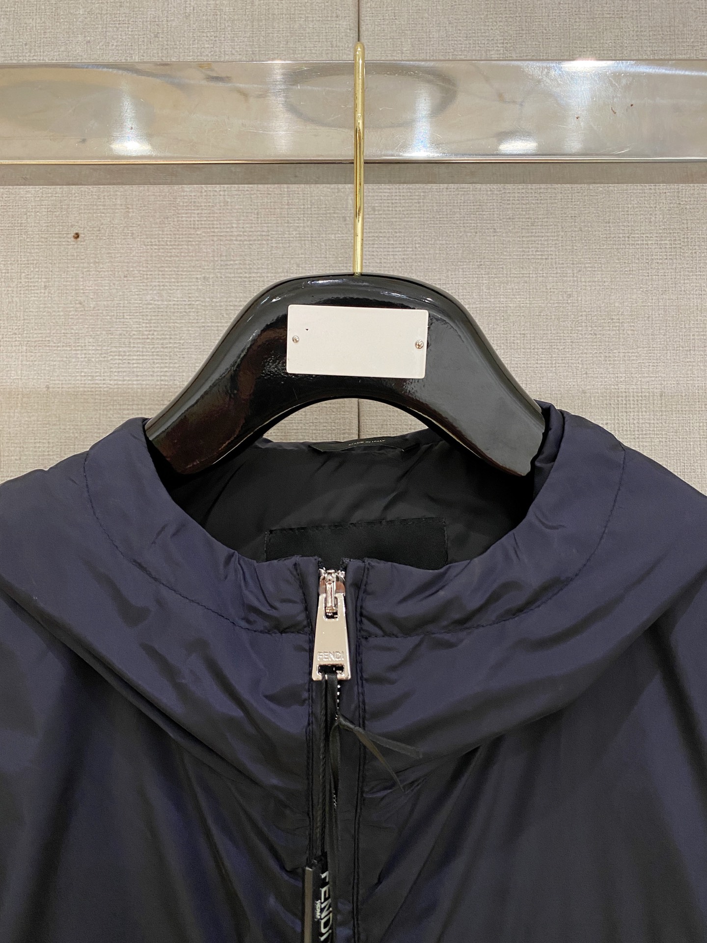 兜帽和侧边拉链口袋风衣。松紧袖口和抽绳下摆。双头拉链开合。蓝色尼龙材质。胸前拉链袋饰有相搭的“Made 