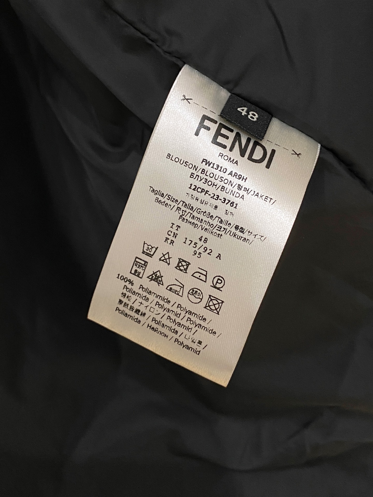 兜帽和侧边拉链口袋风衣。松紧袖口和抽绳下摆。双头拉链开合。蓝色尼龙材质。胸前拉链袋饰有相搭的“Made 