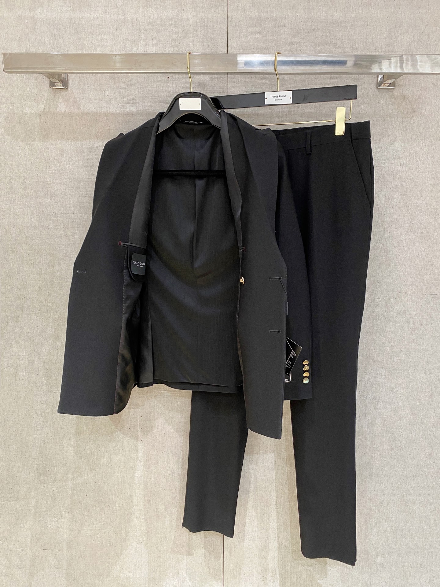 /套。【专柜同步新品】 2025年春秋男士 黑色 时尚商务休闲轻便西装/单西外套.整体轮廓趋于简约风格，