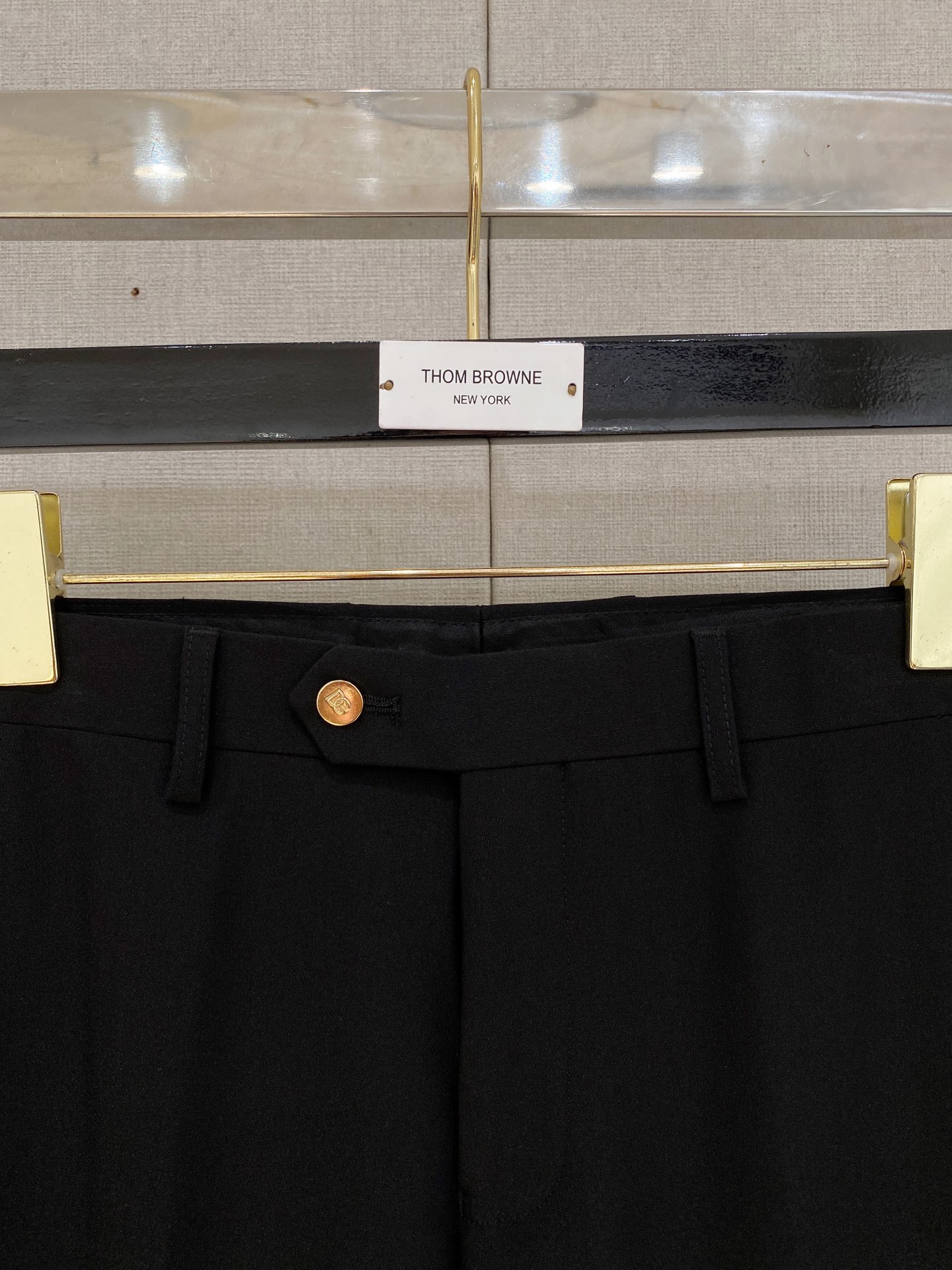 /套。【专柜同步新品】 2025年春秋男士 黑色 时尚商务休闲轻便西装/单西外套.整体轮廓趋于简约风格，