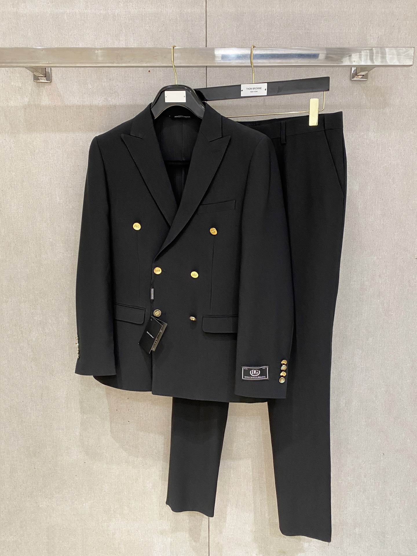 /套。【专柜同步新品】 2025年春秋男士 黑色 时尚商务休闲轻便西装/单西外套.整体轮廓趋于简约风格，