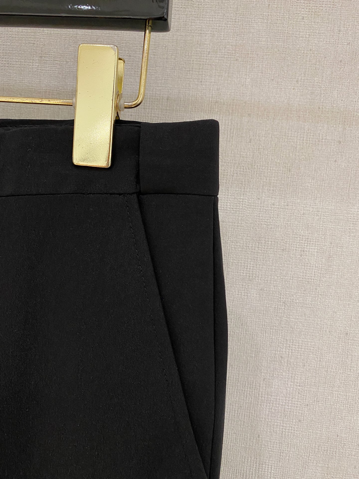 /套。【专柜同步新品】 2025年春秋男士 黑色 时尚商务休闲轻便西装/单西外套.整体轮廓趋于简约风格，