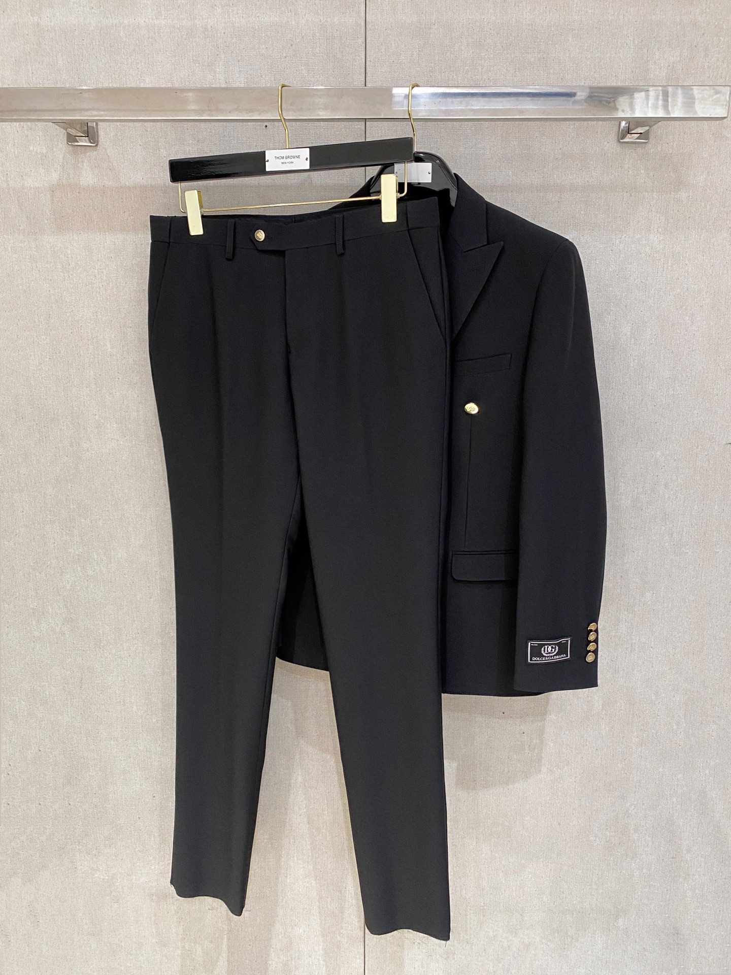 /套。【专柜同步新品】 2025年春秋男士 黑色 时尚商务休闲轻便西装/单西外套.整体轮廓趋于简约风格，