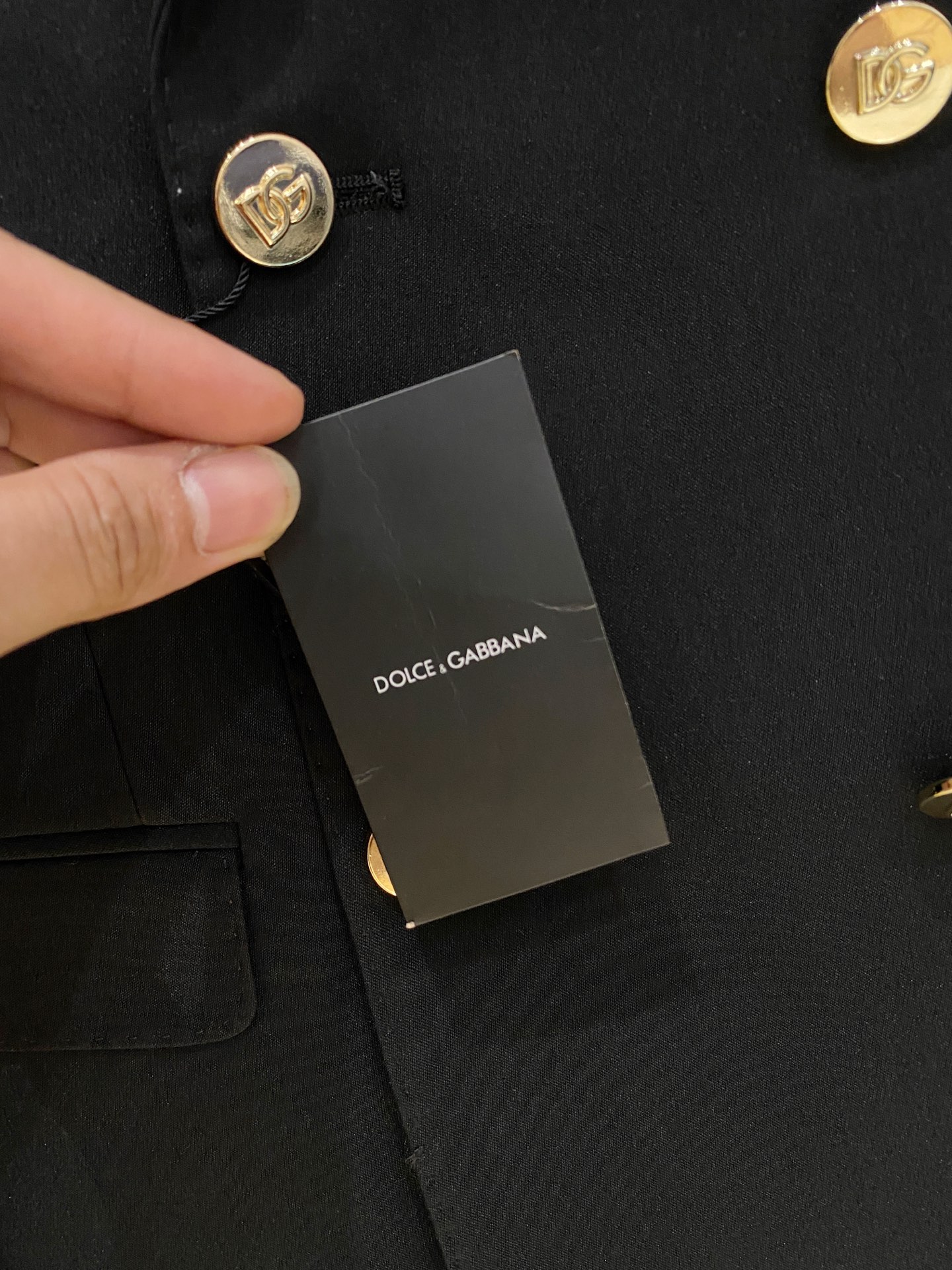 /套。【专柜同步新品】 2025年春秋男士 黑色 时尚商务休闲轻便西装/单西外套.整体轮廓趋于简约风格，