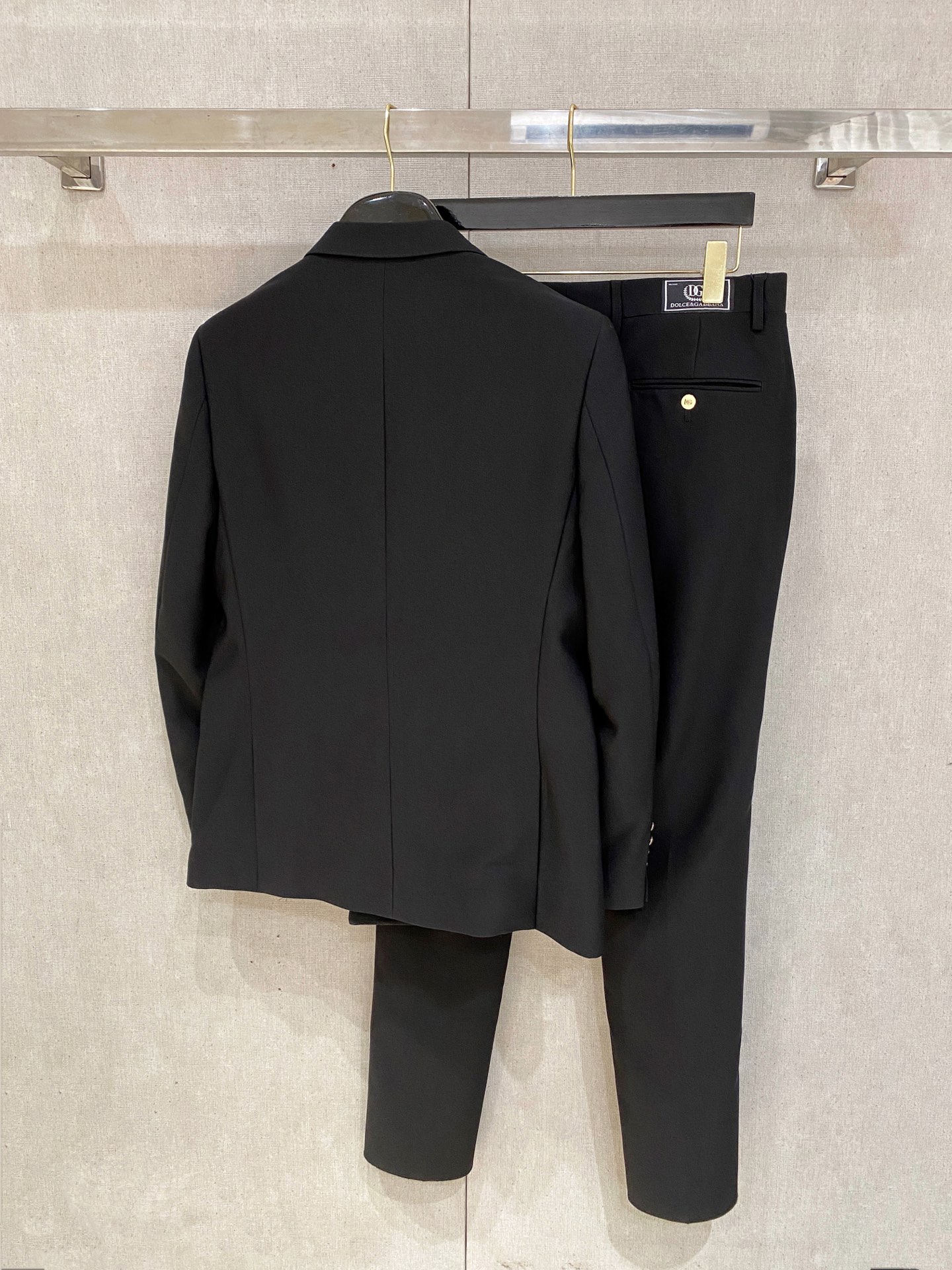 /套。【专柜同步新品】 2025年春秋男士 黑色 时尚商务休闲轻便西装/单西外套.整体轮廓趋于简约风格，