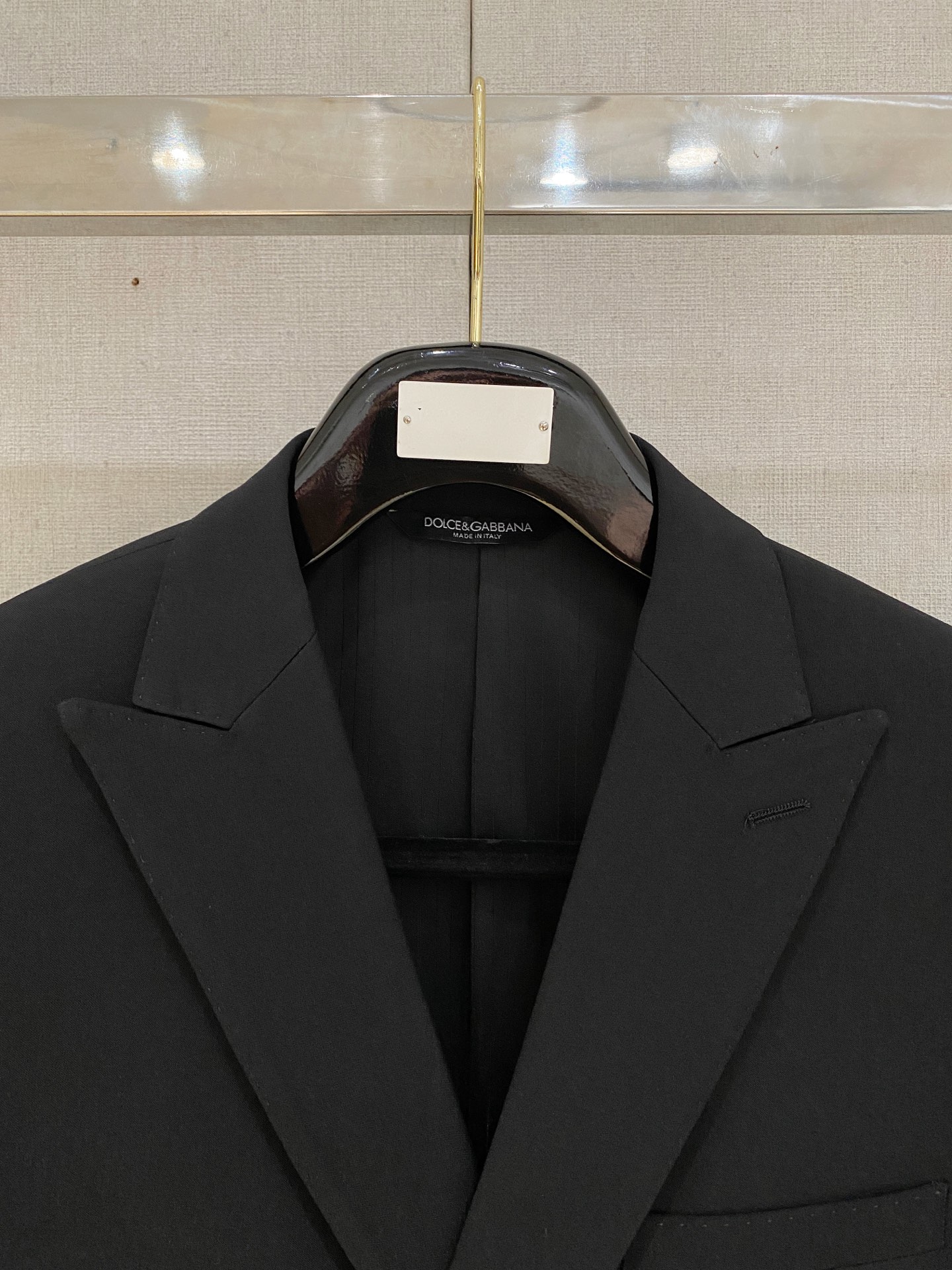 /套。【专柜同步新品】 2025年春秋男士 黑色 时尚商务休闲轻便西装/单西外套.整体轮廓趋于简约风格，