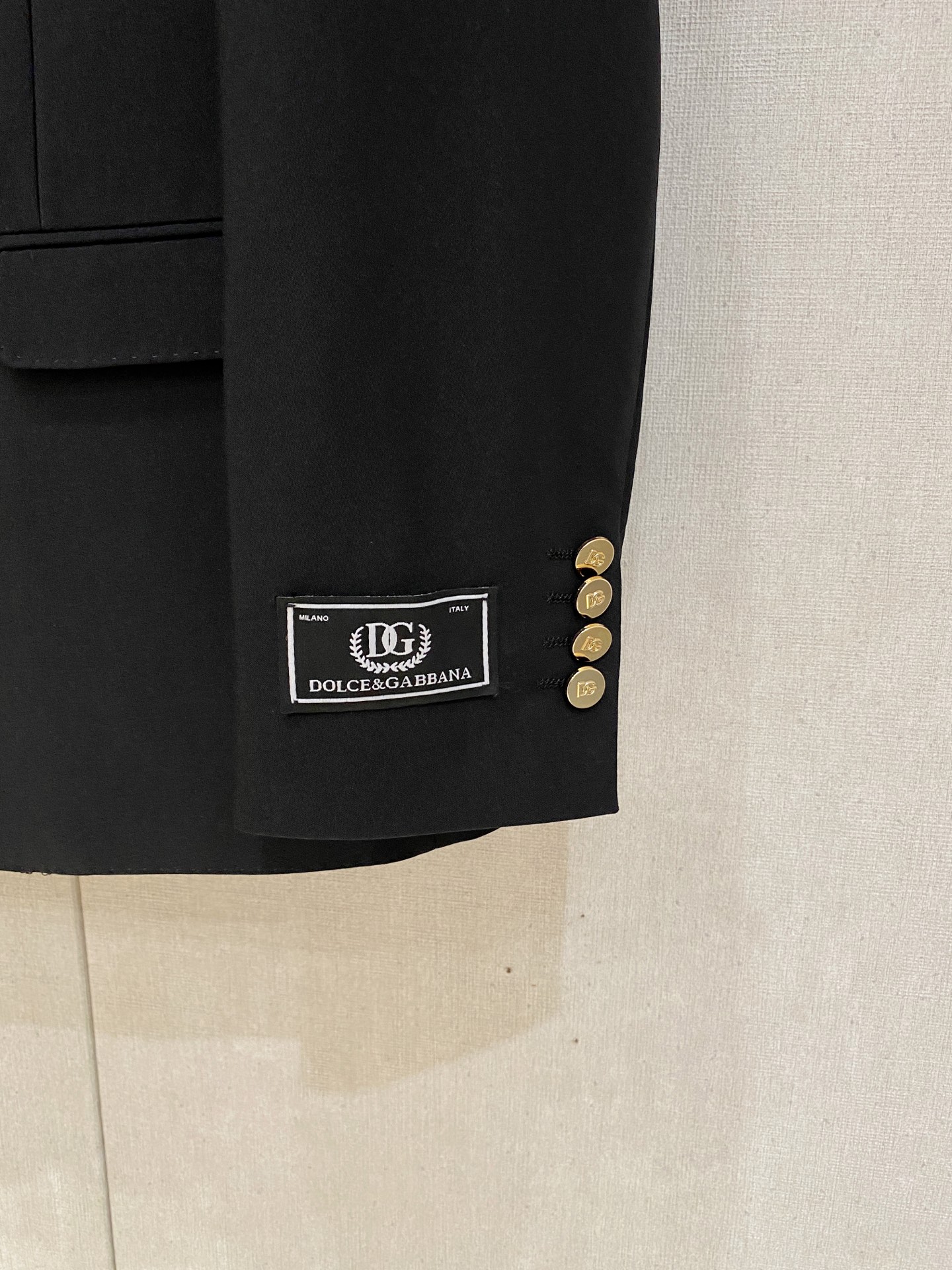 /套。【专柜同步新品】 2025年春秋男士 黑色 时尚商务休闲轻便西装/单西外套.整体轮廓趋于简约风格，