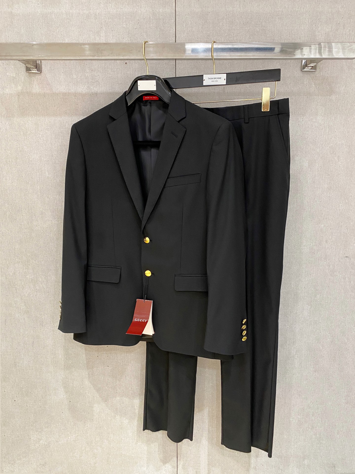 /套。【专柜同步新品】 2025年春秋男士 黑色 时尚商务休闲轻便西装/单西外套.整体轮廓趋于简约风格，