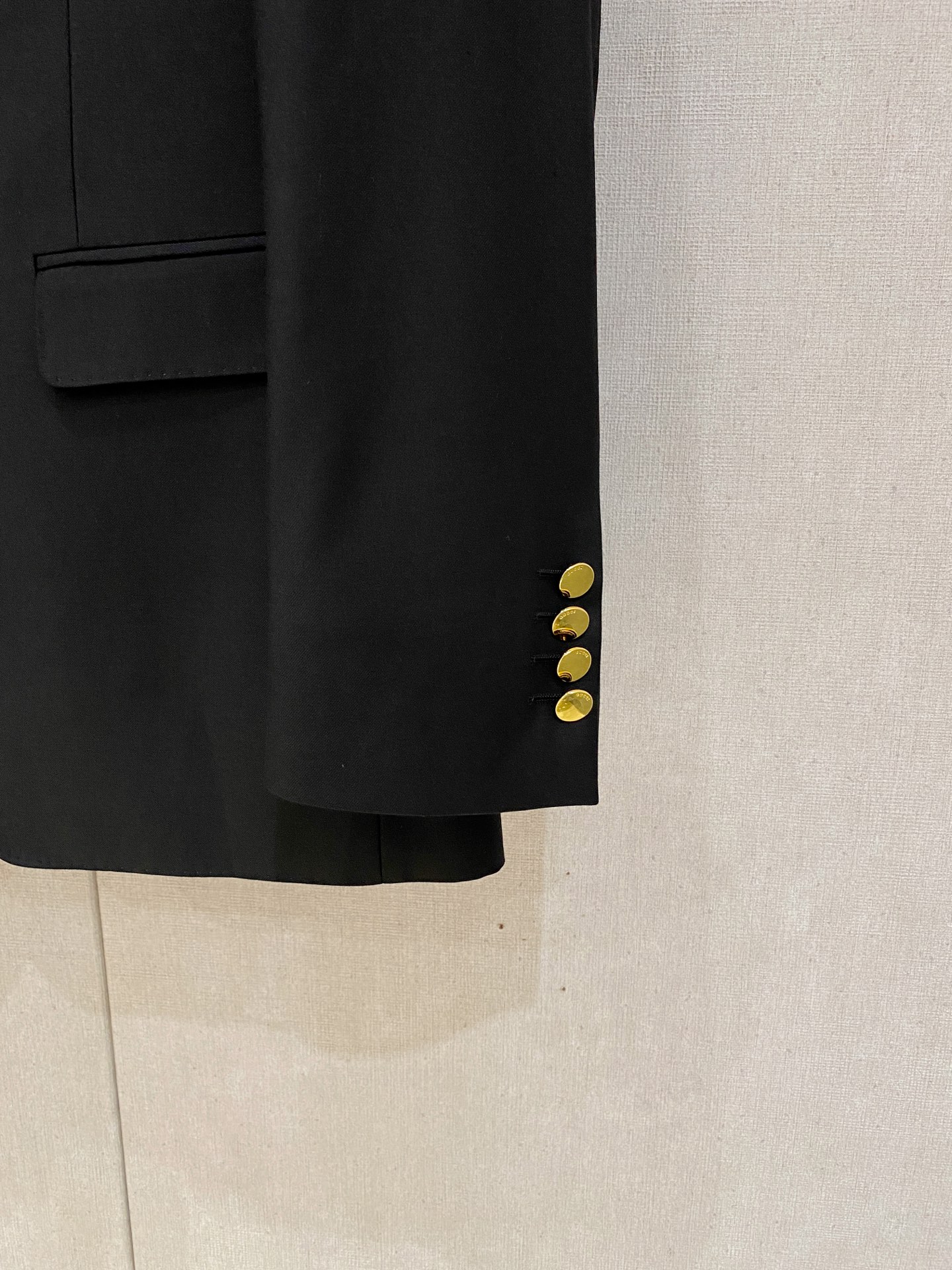 /套。【专柜同步新品】 2025年春秋男士 黑色 时尚商务休闲轻便西装/单西外套.整体轮廓趋于简约风格，