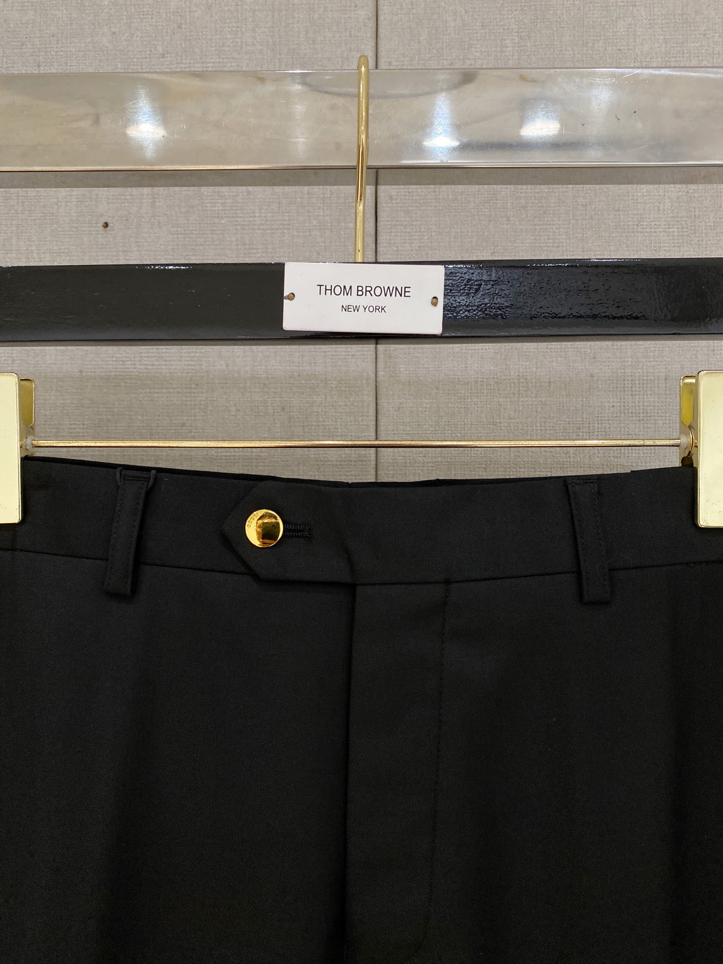 /套。【专柜同步新品】 2025年春秋男士 黑色 时尚商务休闲轻便西装/单西外套.整体轮廓趋于简约风格，