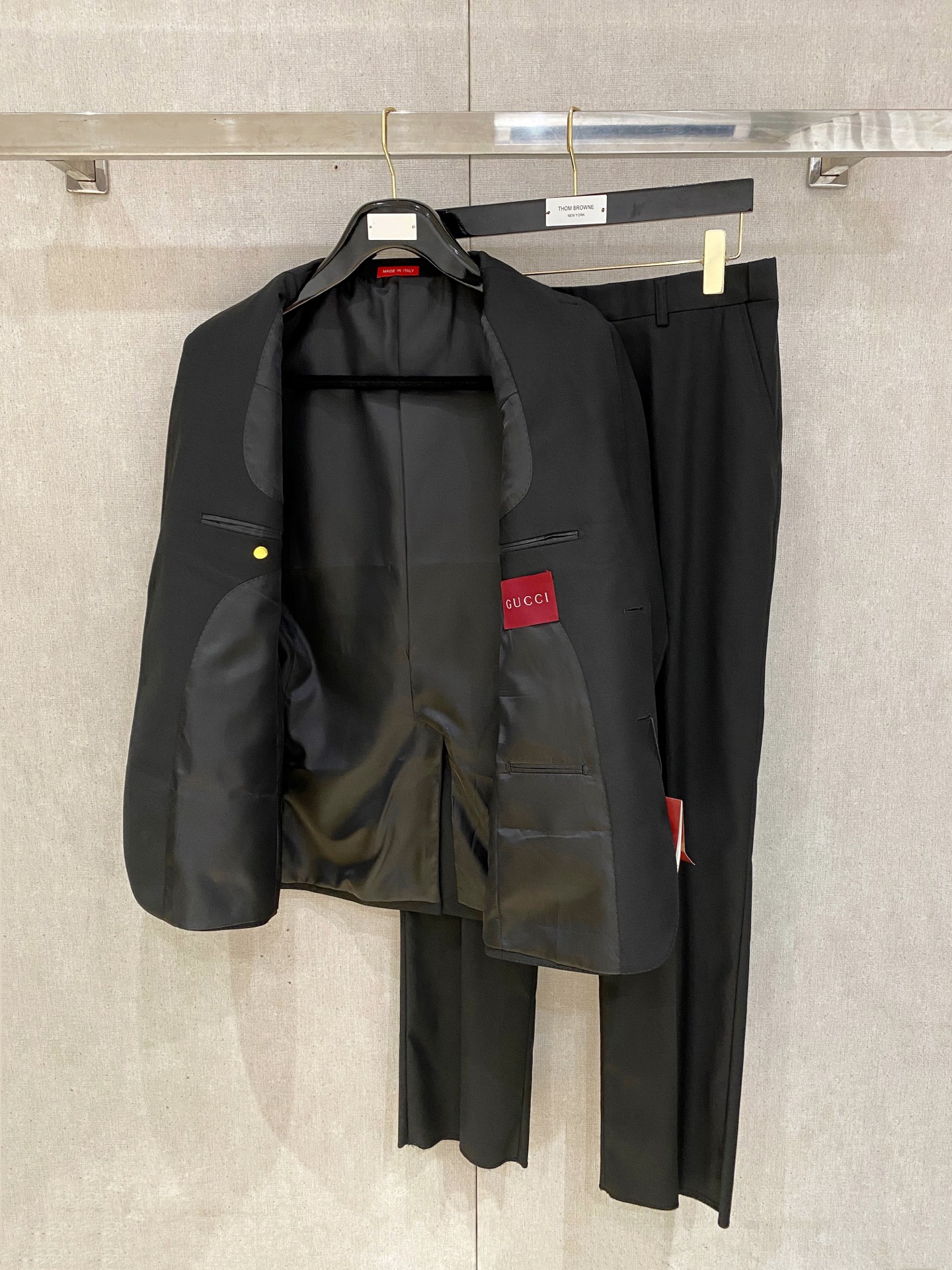 /套。【专柜同步新品】 2025年春秋男士 黑色 时尚商务休闲轻便西装/单西外套.整体轮廓趋于简约风格，