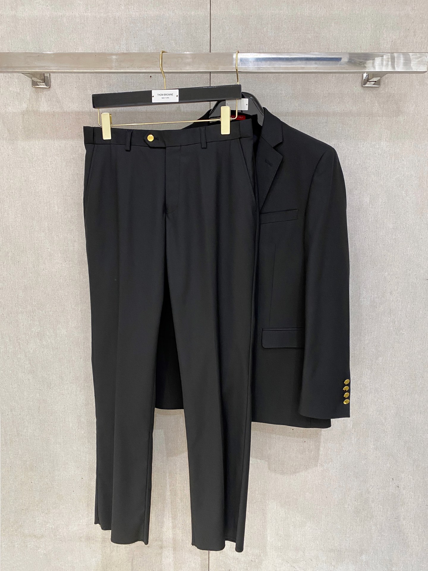 /套。【专柜同步新品】 2025年春秋男士 黑色 时尚商务休闲轻便西装/单西外套.整体轮廓趋于简约风格，