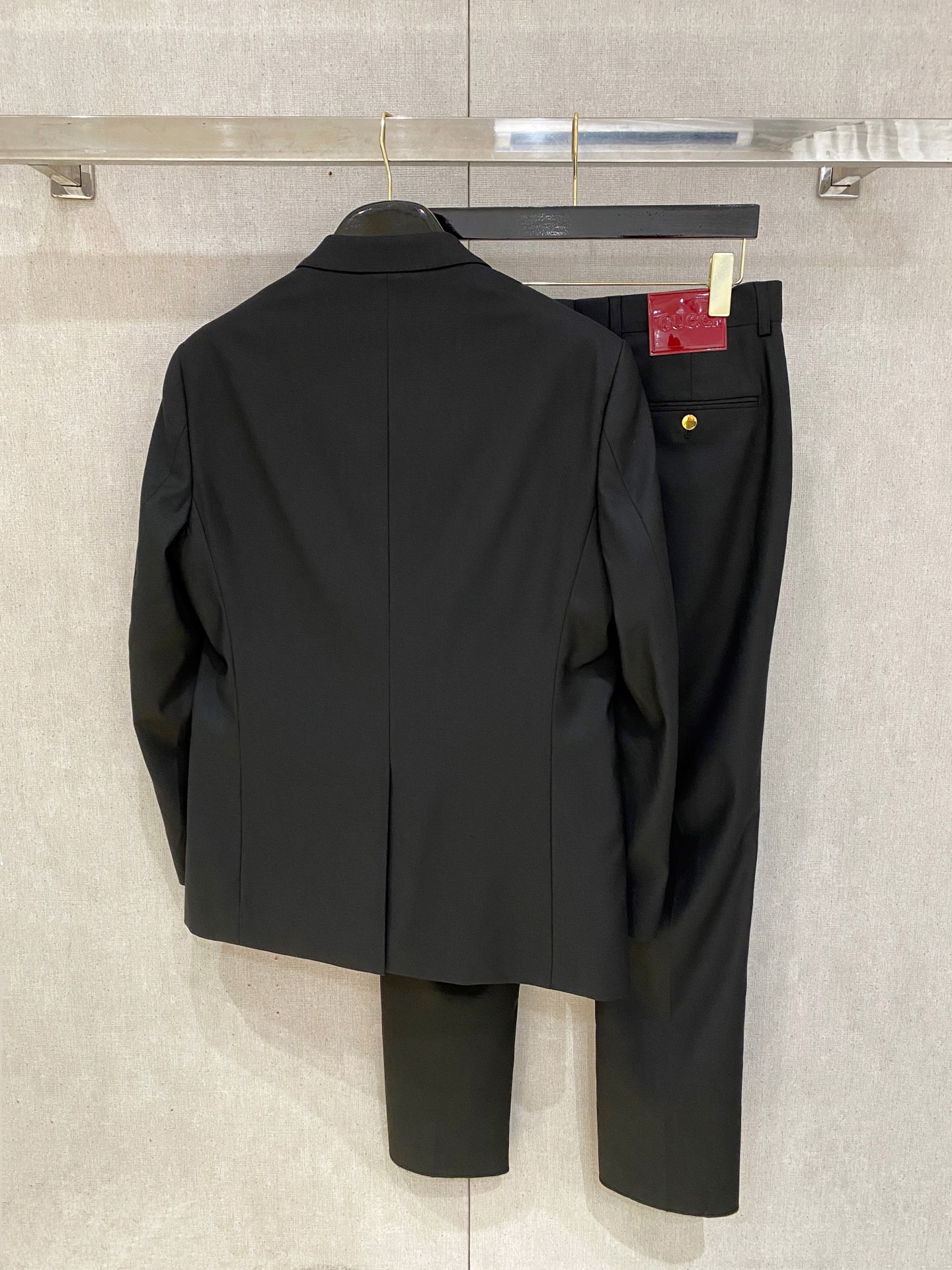 /套。【专柜同步新品】 2025年春秋男士 黑色 时尚商务休闲轻便西装/单西外套.整体轮廓趋于简约风格，