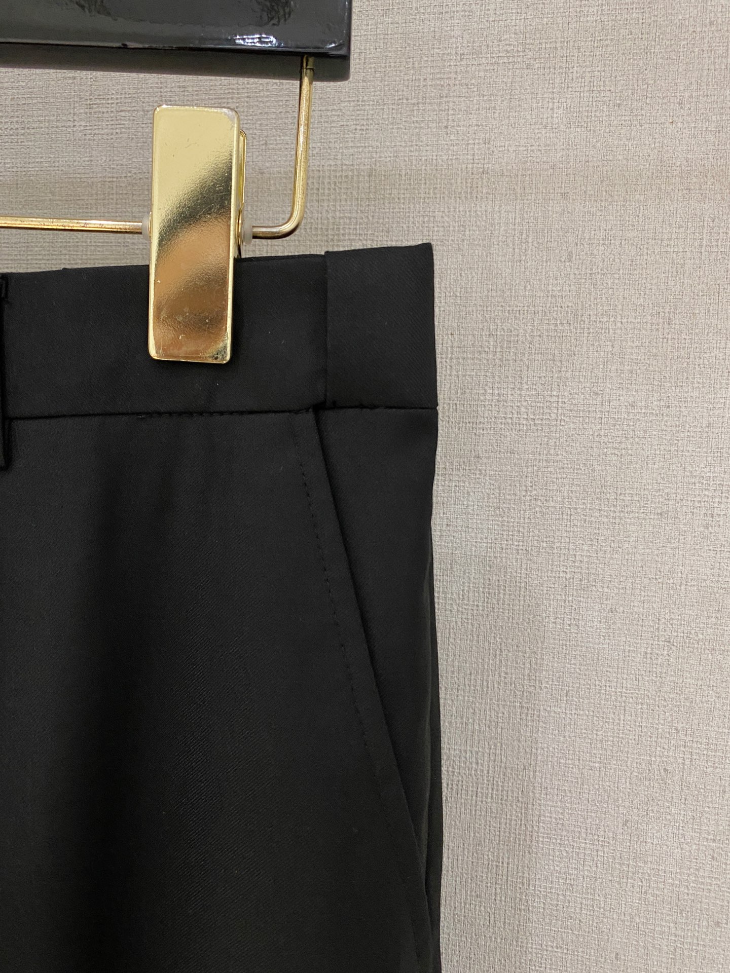 /套。【专柜同步新品】 2025年春秋男士 黑色 时尚商务休闲轻便西装/单西外套.整体轮廓趋于简约风格，