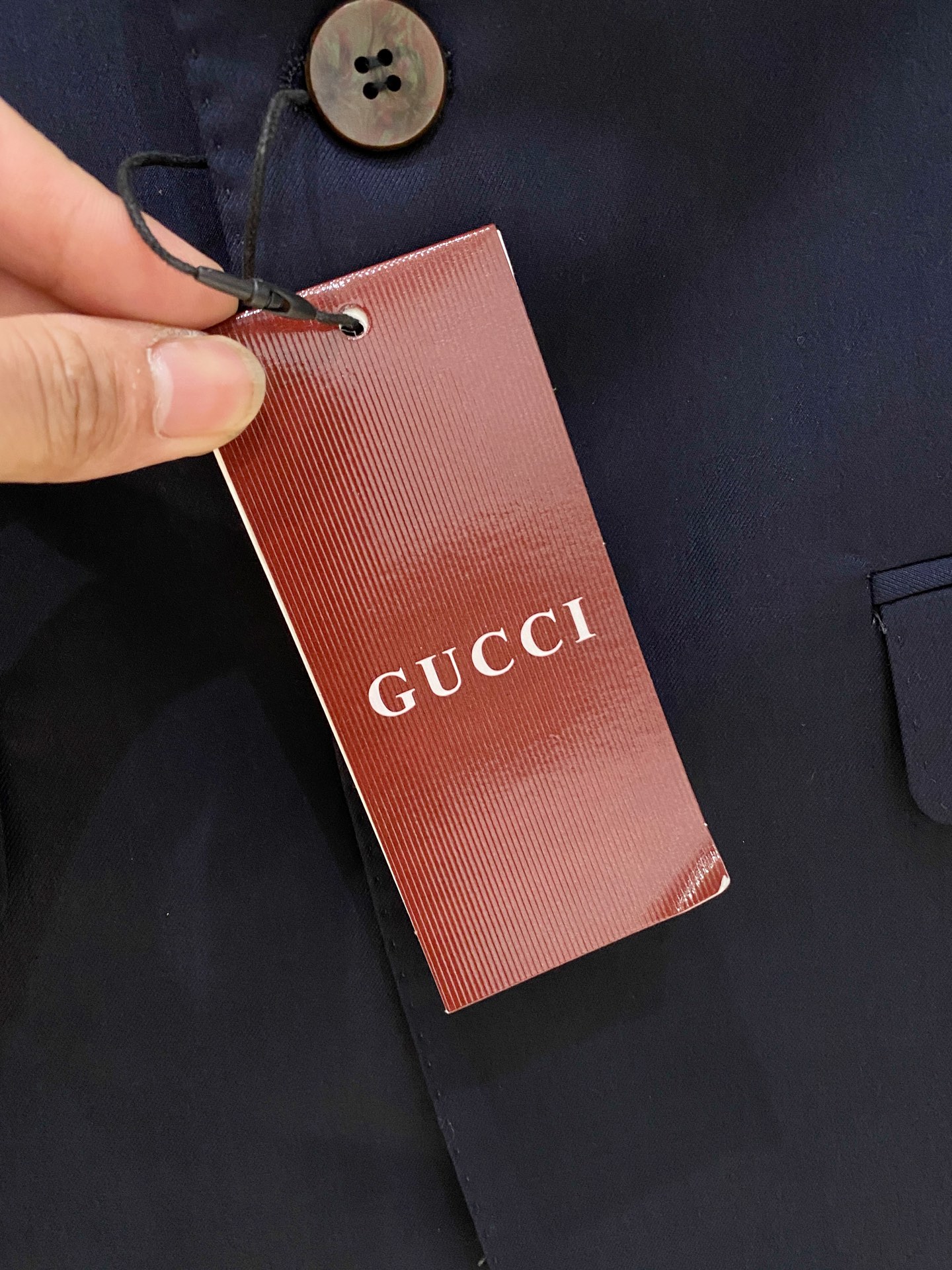 /套。【专柜同步新品】 2025年春秋男士 黑色 时尚商务休闲轻便西装/单西外套.整体轮廓趋于简约风格，